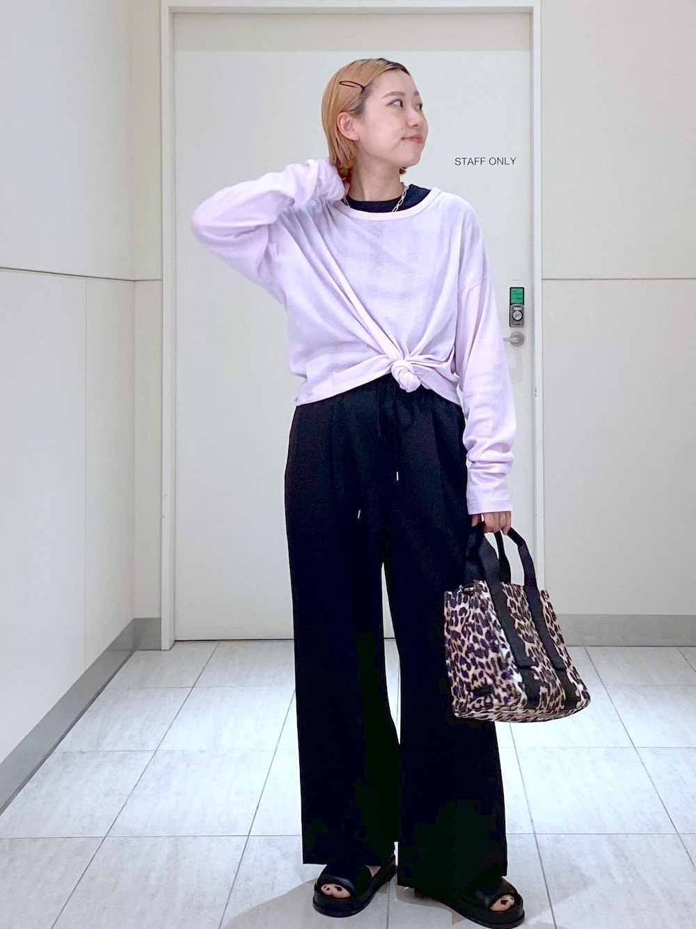 「GANNI、ガニー、Miller、Miller for ADAM ET ROPÉ、ミラー、24SS、24SS春の新作、24SS夏の新作、ママ、ママコーデ、楽ちんコーデ、リラックスコーデ、イージーパンツ、休日コーデ、レオパード」｜「ADAM ET ROPE'のコネクトチェーンネックレス（ネックレス、シルバー系）」を使った、KUBOTAさん（レディース・159cm）の春コーディネートの1枚目の写真
