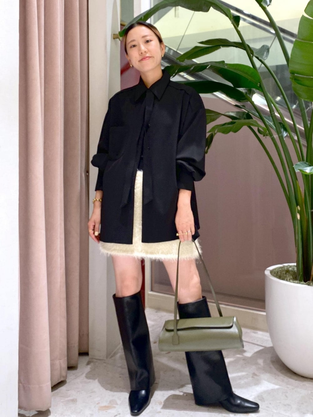 「24AW、24AW秋の新作、ママコーデ、ママ、とろみシャツ、とろみブラウス、ネクタイ、タイ、ロングブーツ、レザー、ミニスカート、フラッフィー、30代、初秋コーデ、秋コーデ」｜「ADAM ET ROPE'のフラッフィーミニスカート（スカート、ホワイト系）」を使った、KUBOTAさん（レディース・159cm）の秋コーディネートの1枚目の写真