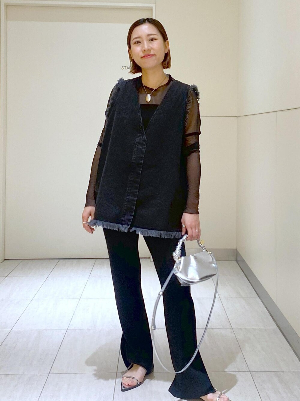 「GANNI、ガニー、Ben Amun、ベンアムン、24SS、24SS春の新作、デニムベスト、ニットパンツ、ママコーデ、休日スタイル、お出かけコーデ、大人かわいい、ADAM ET ROPÉ、骨格ウェーブ、ブルべ」｜「ADAM ET ROPE'のナローフラットサンダル（サンダル、シルバー系）」を使った、KUBOTAさん（レディース・159cm）の春コーディネートの1枚目の写真