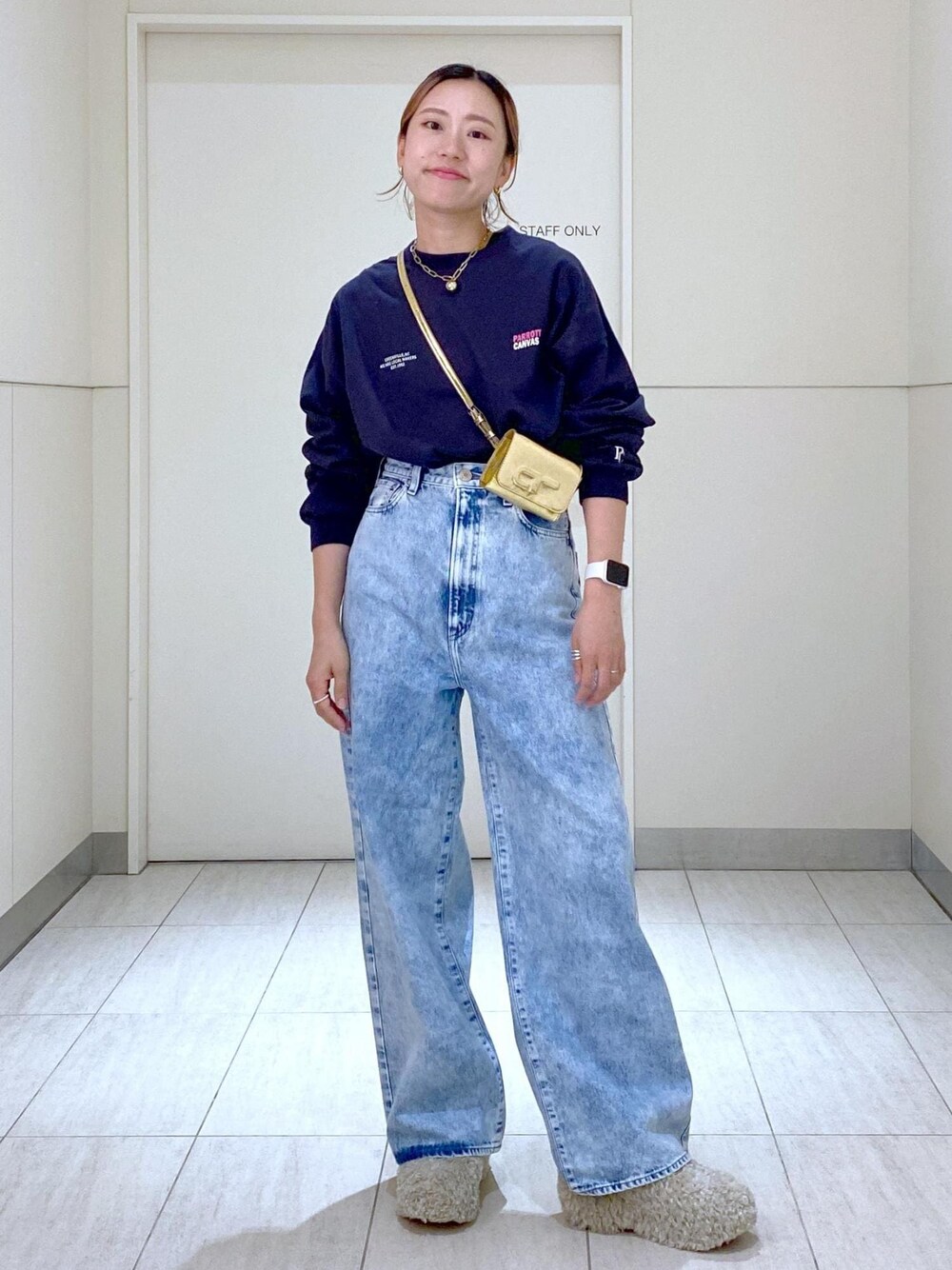 「PARROT CANVAS、パロットキャンバス、ファー、クロッグ、ウエストポーチ、24AW、24AW秋の新作、ママ、ママコーデ、ロンT、Tシャツコーデ、NEEDBY、ニードバイ、デニムコーデ、デニム」｜「ADAM ET ROPE'のチャンキーフェイクファークロッグ（サンダル、ベージュ系）」を使った、KUBOTAさん（レディース・159cm）の夏コーディネートの1枚目の写真
