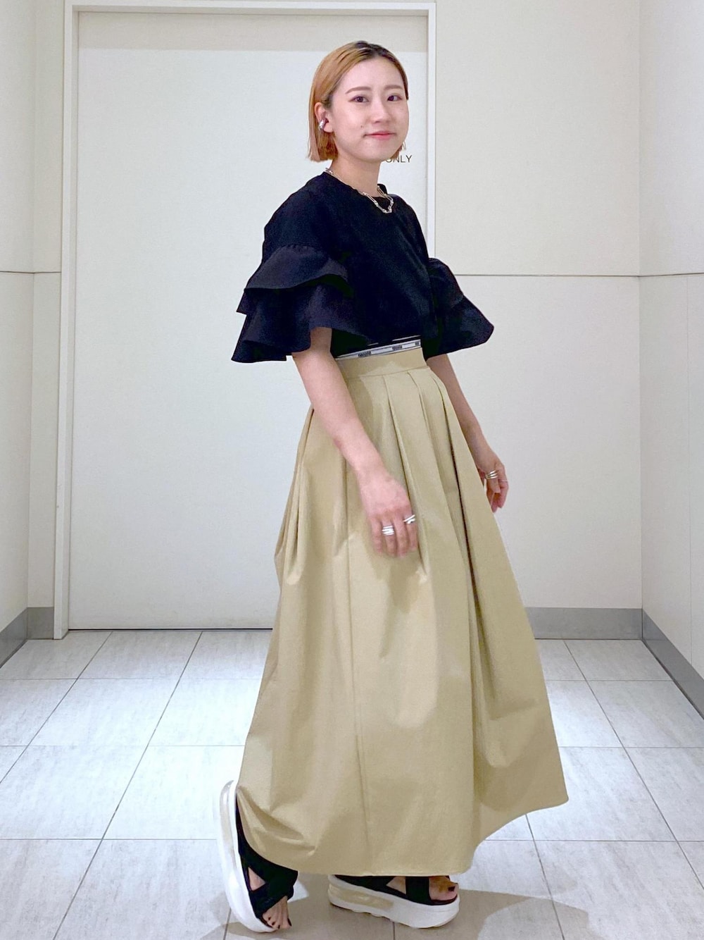 「24SS、24SS春の新作、24SS夏の新作、大人かわいい、大人フェミニン、カジュアルフェミニン、休日スタイル、休日コーデ、お出かけコーデ、ママコーデ、30代、フォトT、ラッフルT、チノ、NOMADIS」｜「ADAM ET ROPE'のコネクトチェーンネックレス（ネックレス、シルバー系）」を使った、KUBOTAさん（レディース・159cm）の春コーディネートの1枚目の写真