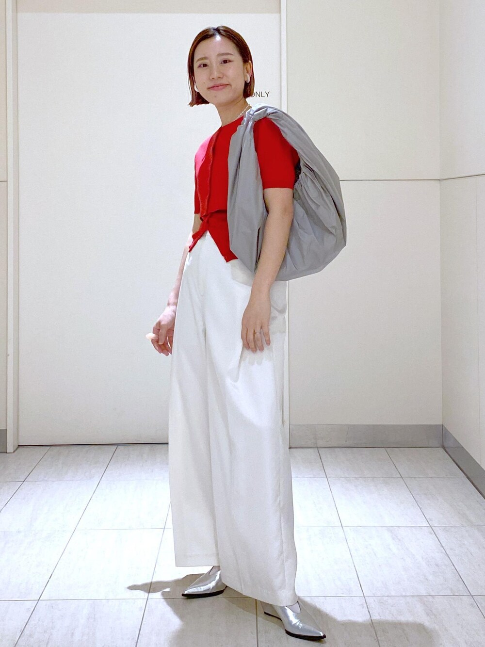 ホワイト系のその他パンツ、シルバー系のパンプス、シルバー系のネックレスを着用したレディースの冬コーディネートの1枚目の写真