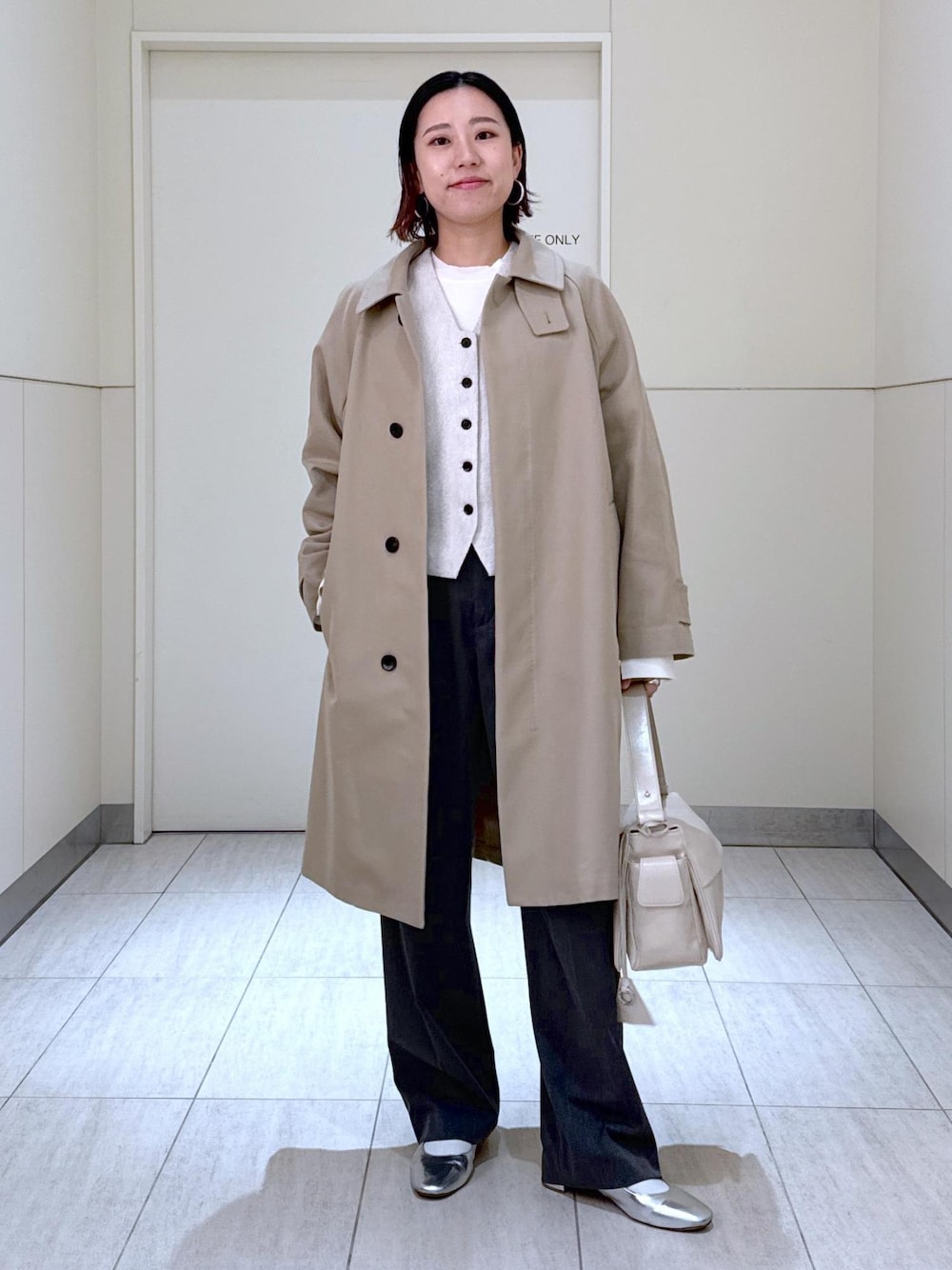 「25ss、25ss春の新作、ママ、ママコーデ、大人コーデ、大人、オフィスカジュアル、トレンチコート、初春コーデ、春コーデ、お仕事コーデ、セレモニーコーデ、入学式コーデ、入園式コーデ、レイヤード」｜「ADAM ET ROPE'のフルニードルクルーネックニットプルオーバー（Tシャツ/カットソー、ホワイト系）」を使った、KUBOTAさん（レディース・159cm）の春コーディネートの1枚目の写真