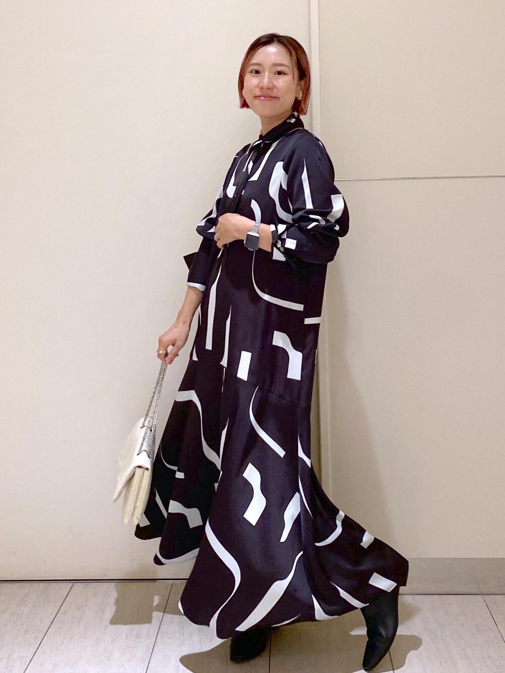 「柄ワンピ、チェーンバッグ、ロングブーツ、お呼ばれコーデ、七五三ママコーデ、ママコーデ、休日スタイル、リラックスコーデ、ADAM ET ROPÉ、骨格ウェーブ、ブルべ、きれいめカジュアル、フェミニン、モード、セレモニー」｜「ADAM ET ROPE'のナロースクエアフラットロングブーツ（ブーツ、ブラック系）」を使った、KUBOTAさん（レディース・159cm）の秋コーディネートの1枚目の写真