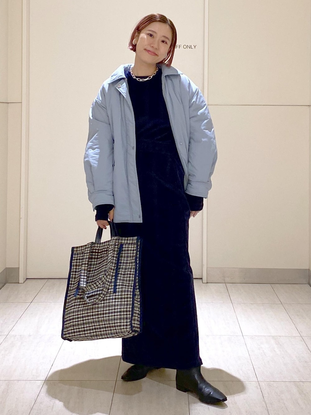 「シャツブルゾン、中綿、エコバッグ、Miller for ADAM ET ROPE、Miller、ベロア素材、ロングブーツ、ママコーデ、楽ちんコーデ、休日スタイル、ミラー、ADAM ET ROPÉ、骨格ウェーブ、ブルべ、きれいめカジュアル」｜「ADAM ET ROPE'のナロースクエアフラットロングブーツ（ブーツ、ブラック系）」を使った、KUBOTAさん（レディース・159cm）の秋コーディネートの1枚目の写真