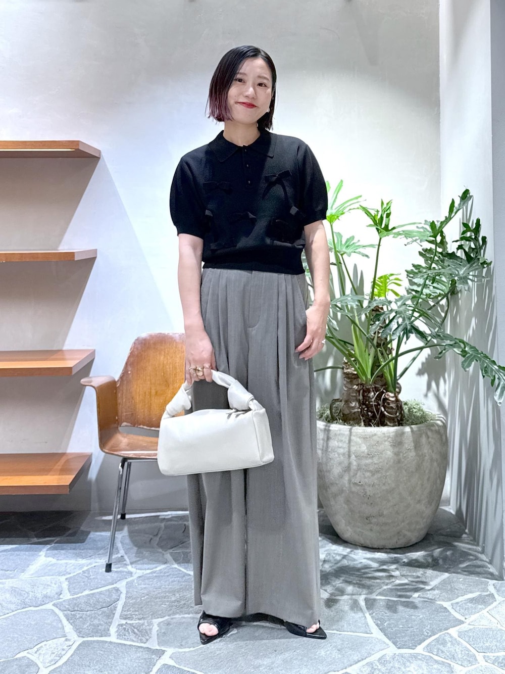 「デザイントップス、リボン、ワイドパンツ、スラックスパンツ、25ss、25ss春の新作、ママ、ママコーデ、大人コーデ、キレイめカジュアル、初春コーデ、春コーデ、デートコーデ、お出かけコーデ、旅行コーデ」｜「ADAM ET ROPE'のポインテッドウェーブミュール（サンダル、ブラック系）」を使った、KUBOTAさん（レディース・159cm）の春コーディネートの1枚目の写真