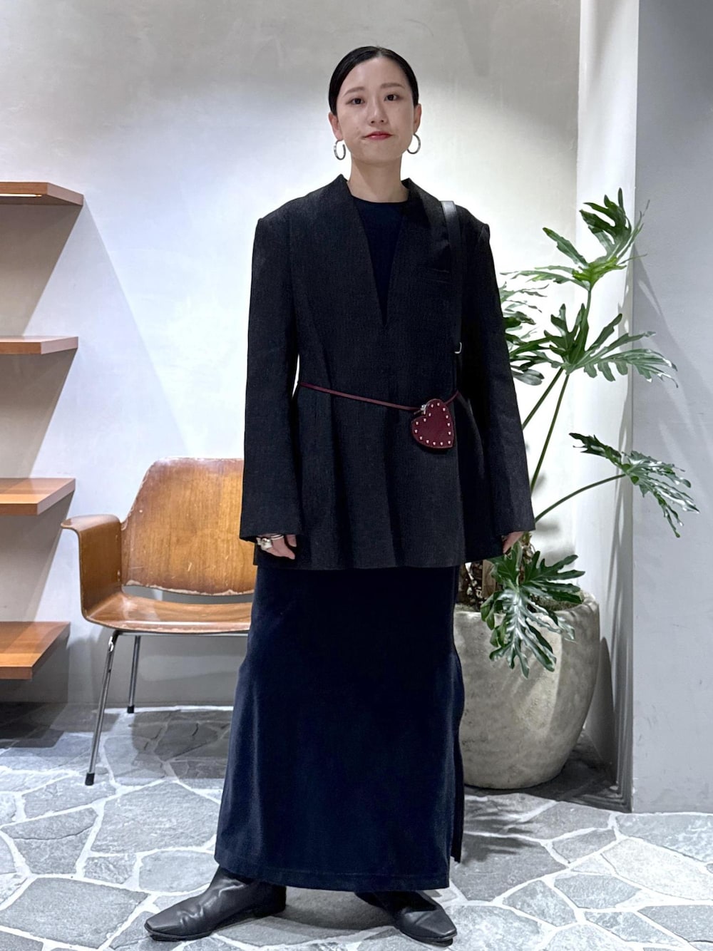 グレー系のシャツ/ブラウス、ブラック系のショルダーバッグ、ブルー系のワンピースを着用したレディースの冬コーディネートの1枚目の写真