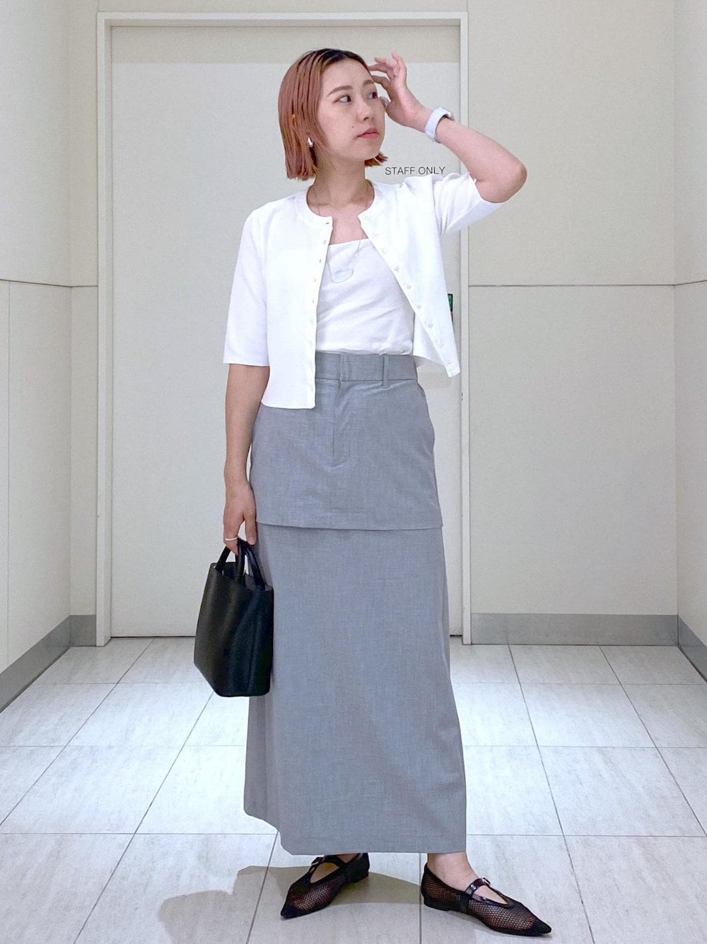 「シシジョイア、Sisi Joia、チュールスカート、24SS、24SS夏の新作、24SS春の新作、ママコーデ、ママ、働くママ、働くママコーデ、夏の快適トップス、クールタッチ、メッシュ、メリージェーン、ハンドバッグ」｜「ADAM ET ROPE'のダブルポケット2WAYバッグ（ショルダーバッグ、ブラック系）」を使った、KUBOTAさん（レディース・159cm）の夏コーディネートの1枚目の写真