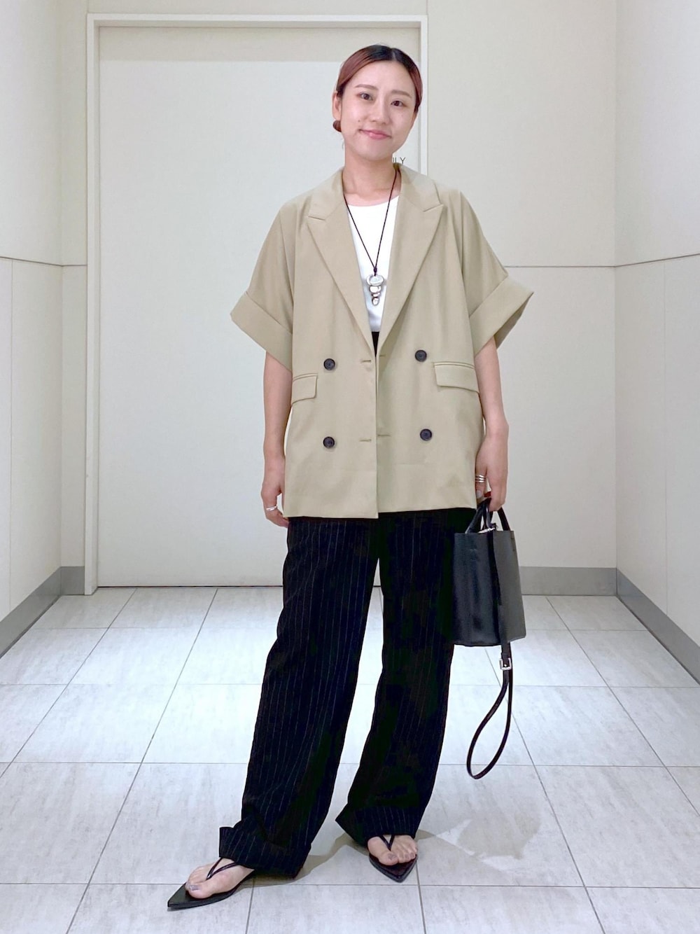 「jane smith、ジェーンスミス、ビーチサンダル、トングサンダル、Ben Amun、ベンアムン、24SS、24SS夏の新作、24AW、24AW秋の新作、ママ、ママコーデ、ジャケットコーデ、ショルダーバッグ、レザーバッグ」｜「ADAM ET ROPE'のストラップビーチサンダル（サンダル、ブラック系）」を使った、KUBOTAさん（レディース・159cm）の夏コーディネートの1枚目の写真