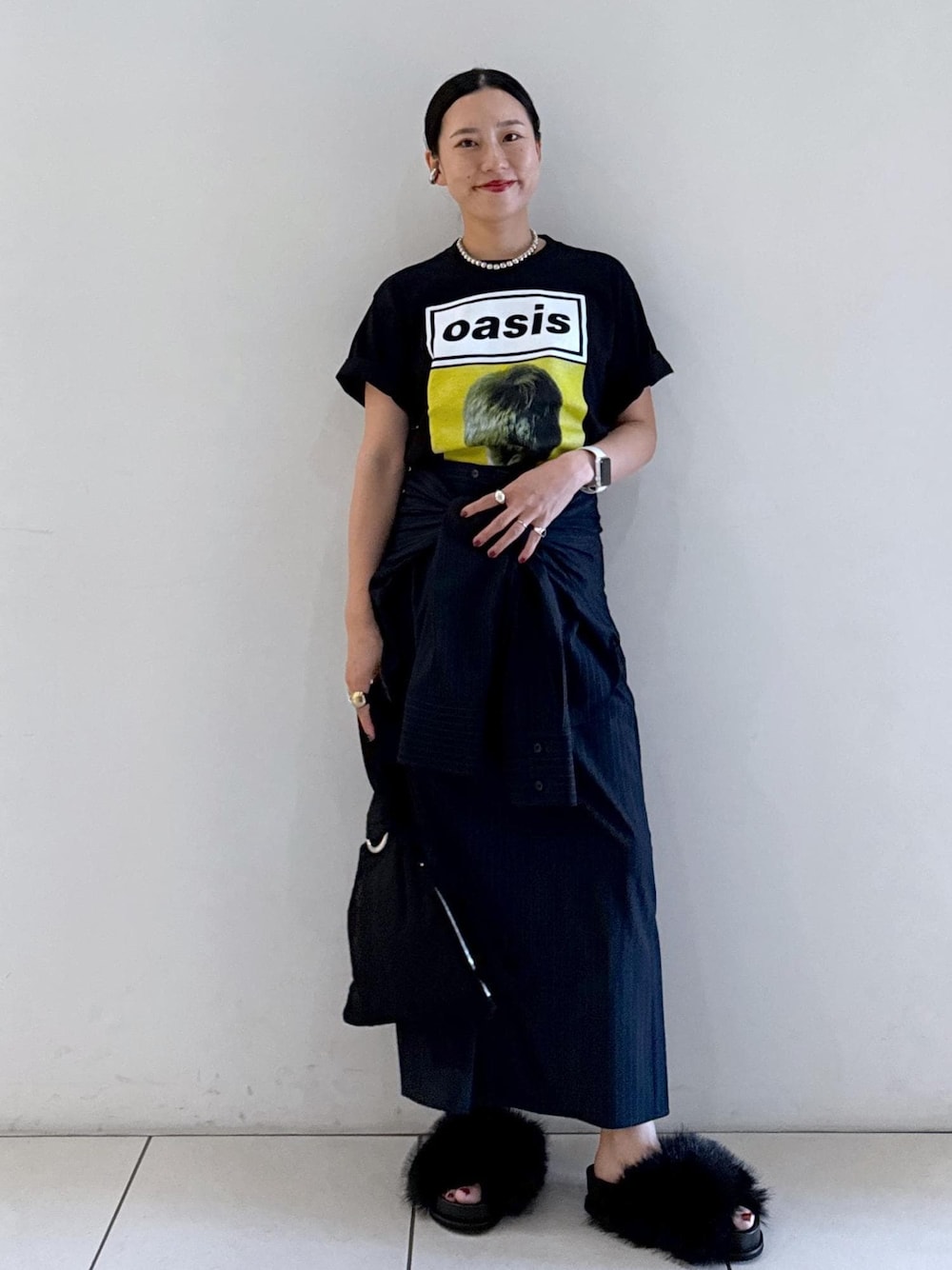 「25ss、25aw秋の新作、25aw、ファーサンダル、ママコーデ、oasis 10Culture / ADAM ET ROPE'、oasis、オアシス、25ss夏の新作、夏コーデ、初秋コーデ、デートコーデ、お出かけコーデ、旅行コーデ、フェスコーデ」｜「ADAM ET ROPE'のボリュームファーサンダル（サンダル、ブラック系）」を使った、KUBOTAさん（レディース・159cm）の夏コーディネートの1枚目の写真
