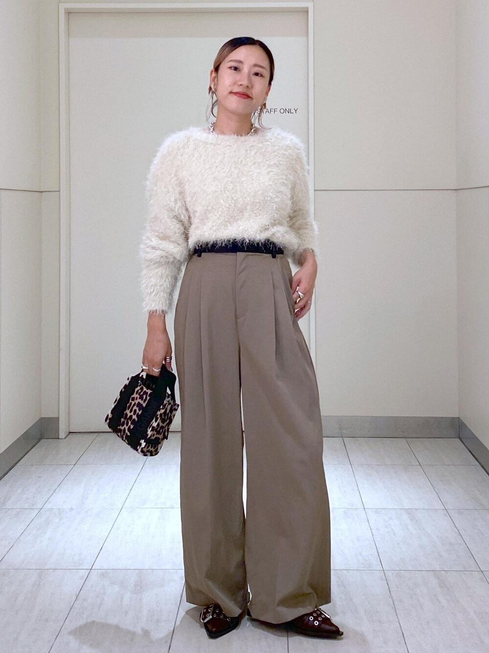「GANNI、GANNI for ADAM ET ROPÉ、24aw、24aw秋の新作、ドレスバンツ、ニット、ママ、ママコーデ、大人かわいい、キレイめカジュアル、初秋コーデ、秋コーデ、初冬コーデ、デートコーデ、お出かけコーデ」｜「ADAM ET ROPE'のバイカラーベルトドレスパンツ（スラックス、グリーン系）」を使った、KUBOTAさん（レディース・159cm）の秋コーディネートの1枚目の写真