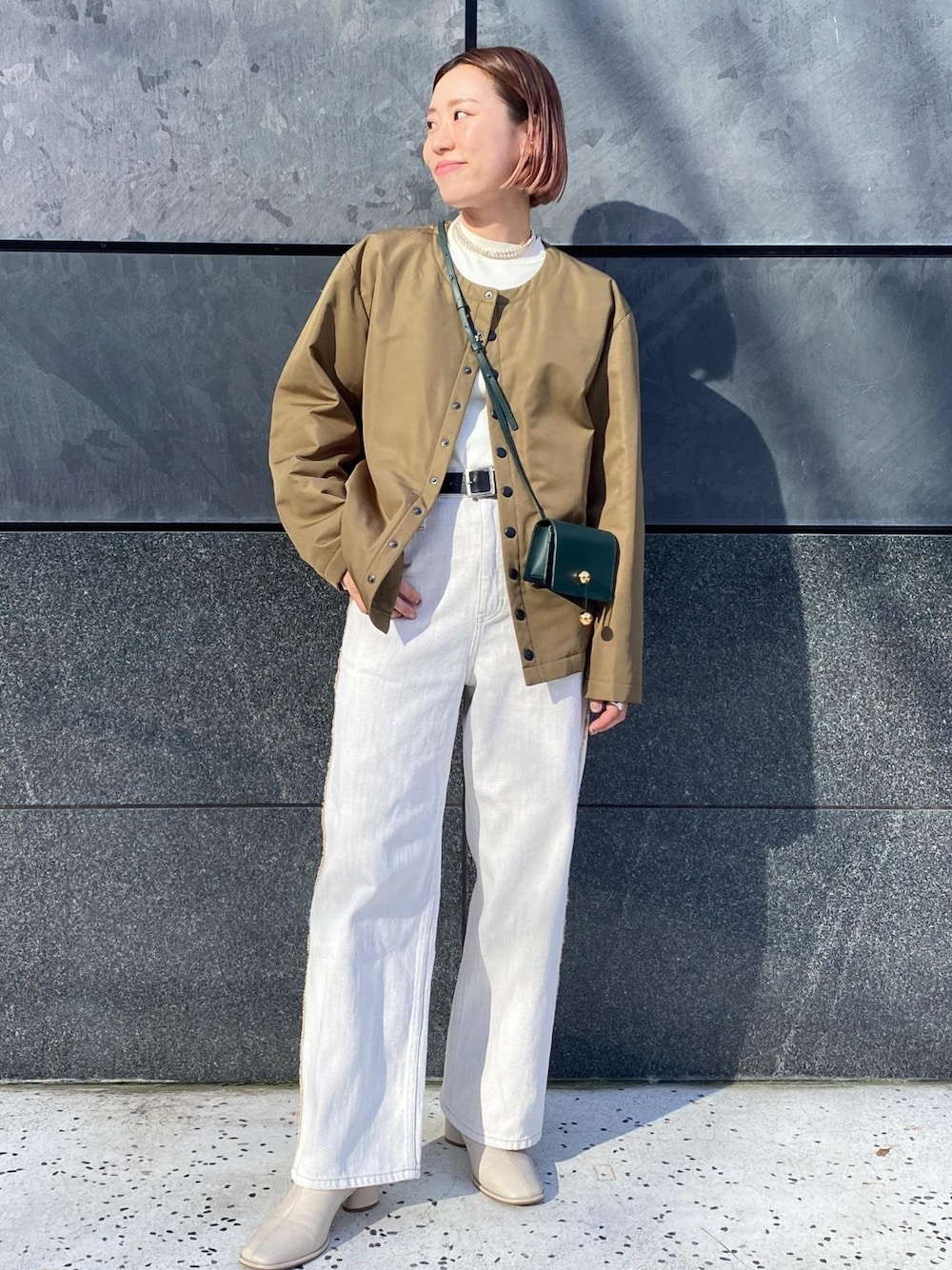 「agnes b.、アニエスベー、MARY AL TERNA、メアリーオルターナ、プレッションカーディガン、中綿ブルゾン、ママコーデ、休日スタイル、お出かけコーデ、ERICKA NICOLAS BEGAY、エリッカニコラスビゲイ、ポシェット、カーキ、ノーカラー、ブルゾン」｜「ADAM ET ROPE'のストレッチミドルブーツ（ブーツ、ホワイト系）」を使った、KUBOTAさん（レディース・159cm）の冬コーディネートの1枚目の写真