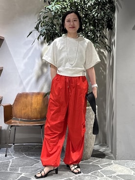 「ADAM ET ROPE'（アダムエロペ）の【PFT】Tori Clutch Bag（クラッチバッグ、ブラック系）」を使った、KUBOTAさん（レディース・159cm）の春コーディネート