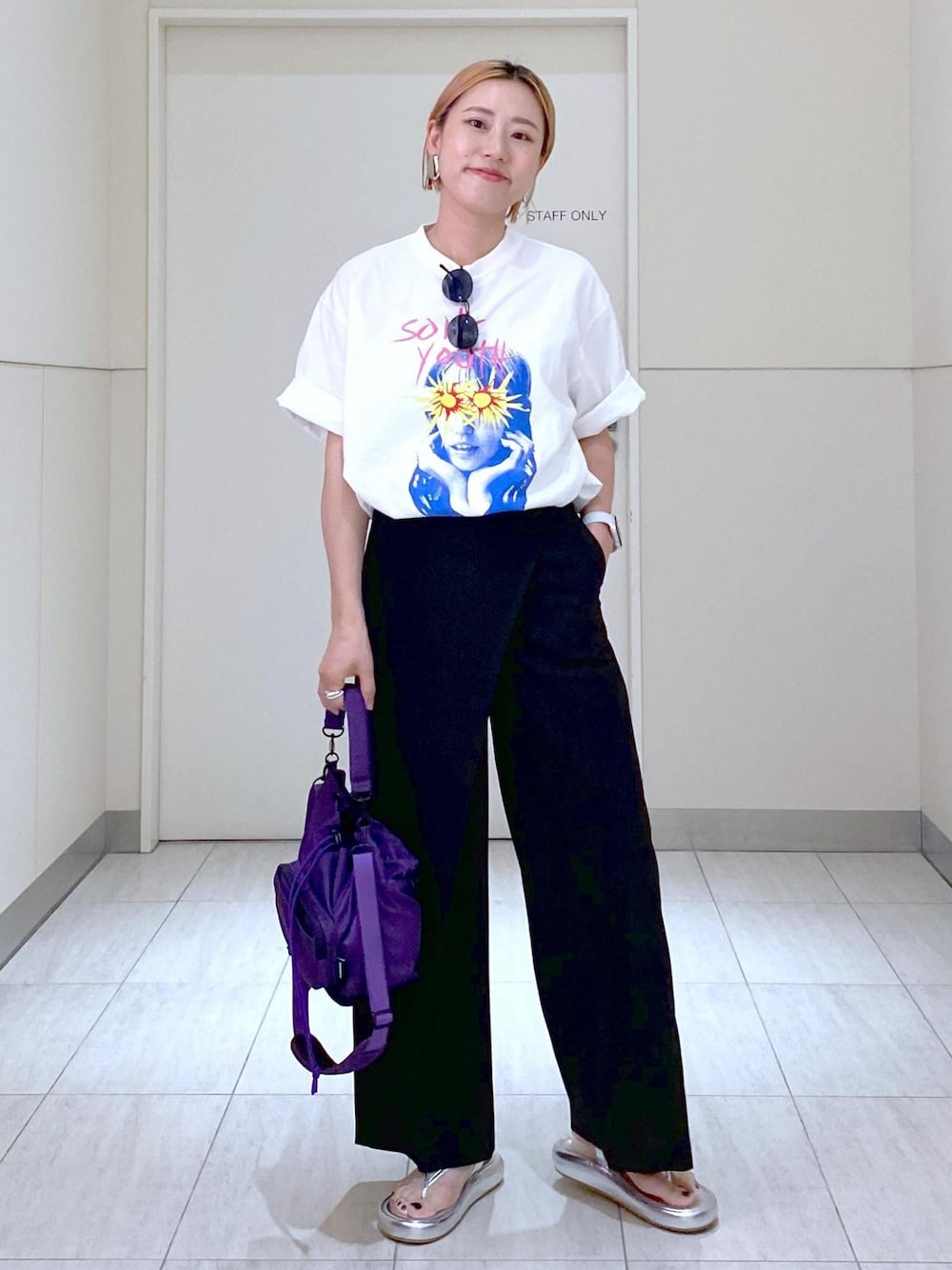 「blurhms、ブラームス、Ben Amun、ベンアムン、ビーチサンダル、プラットフォームサンダル、サングラス、アイウェア、FADEN、ファーデン、大人かわいい、シンプルコーデ、メンズミックス、休日コーデ、お出かけコーデ」｜「ADAM ET ROPE'のプラットフォームトングサンダル（サンダル、シルバー系）」を使った、KUBOTAさん（レディース・159cm）の春コーディネートの1枚目の写真