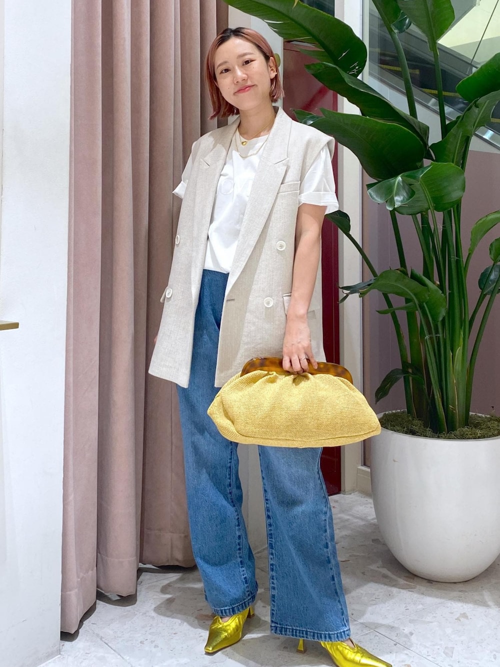 「KNOWHOW jewelry、ノウハウジュエリー、SITA NEVADO、シタネバド、ネックレス、イヤーカフ、ハート、ROLLA'S、ローラス、リネンライク、ロゴT、24SS、24SS夏の新作、24SS春の新作、ママ」｜「ADAM ET ROPE'のギャザーパンプス（パンプス、ゴールド系）」を使った、KUBOTAさん（レディース・159cm）の夏コーディネートの1枚目の写真