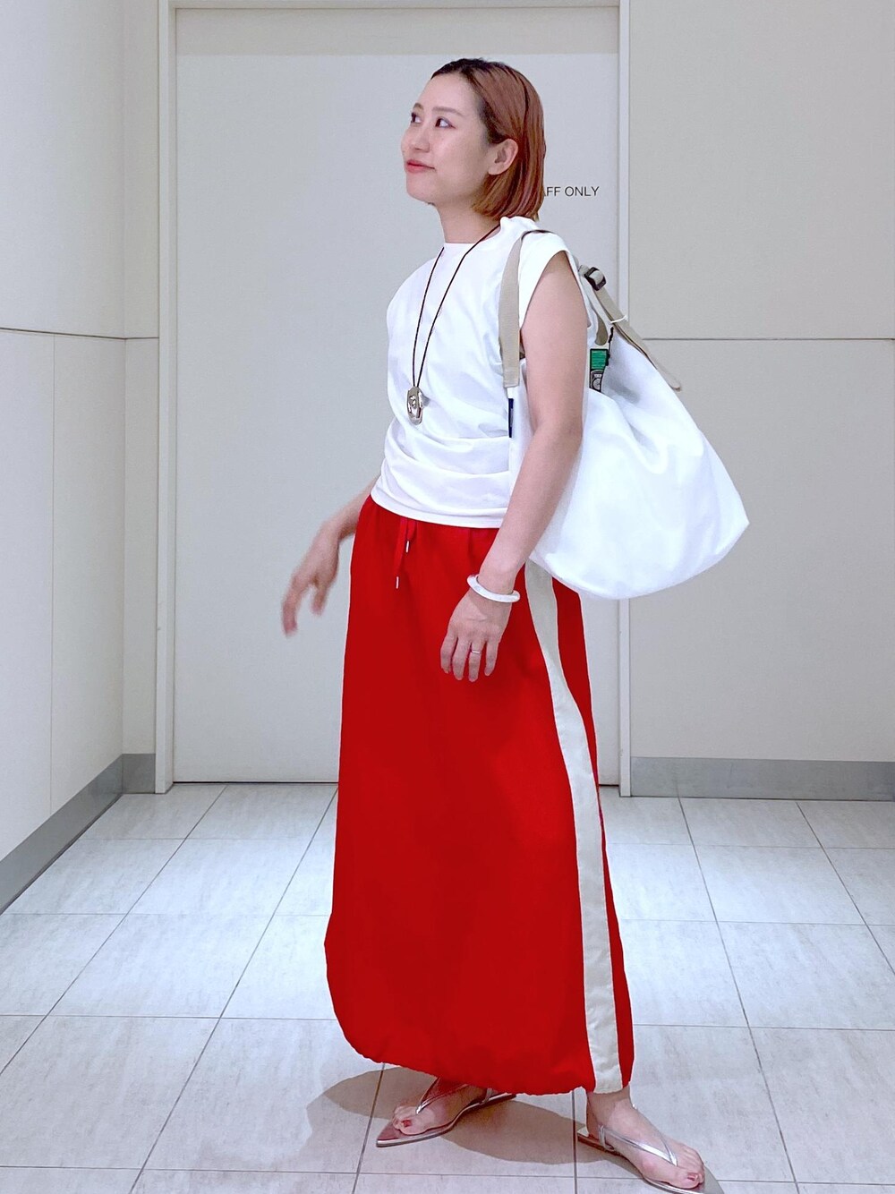 「ジュライナイン、JULY NINE、ベンアムン、Ben Amun、サイドライン、夏、アシンメトリー、ビーチサンダル、バングル、24SS、24SS春の新作、24SS夏の新作、ママ、ママコーデ、お出かけコーデ」｜「ADAM ET ROPE'のキュビズムバングル（バングル/リストバンド、シルバー系）」を使った、KUBOTAさん（レディース・159cm）の夏コーディネートの1枚目の写真