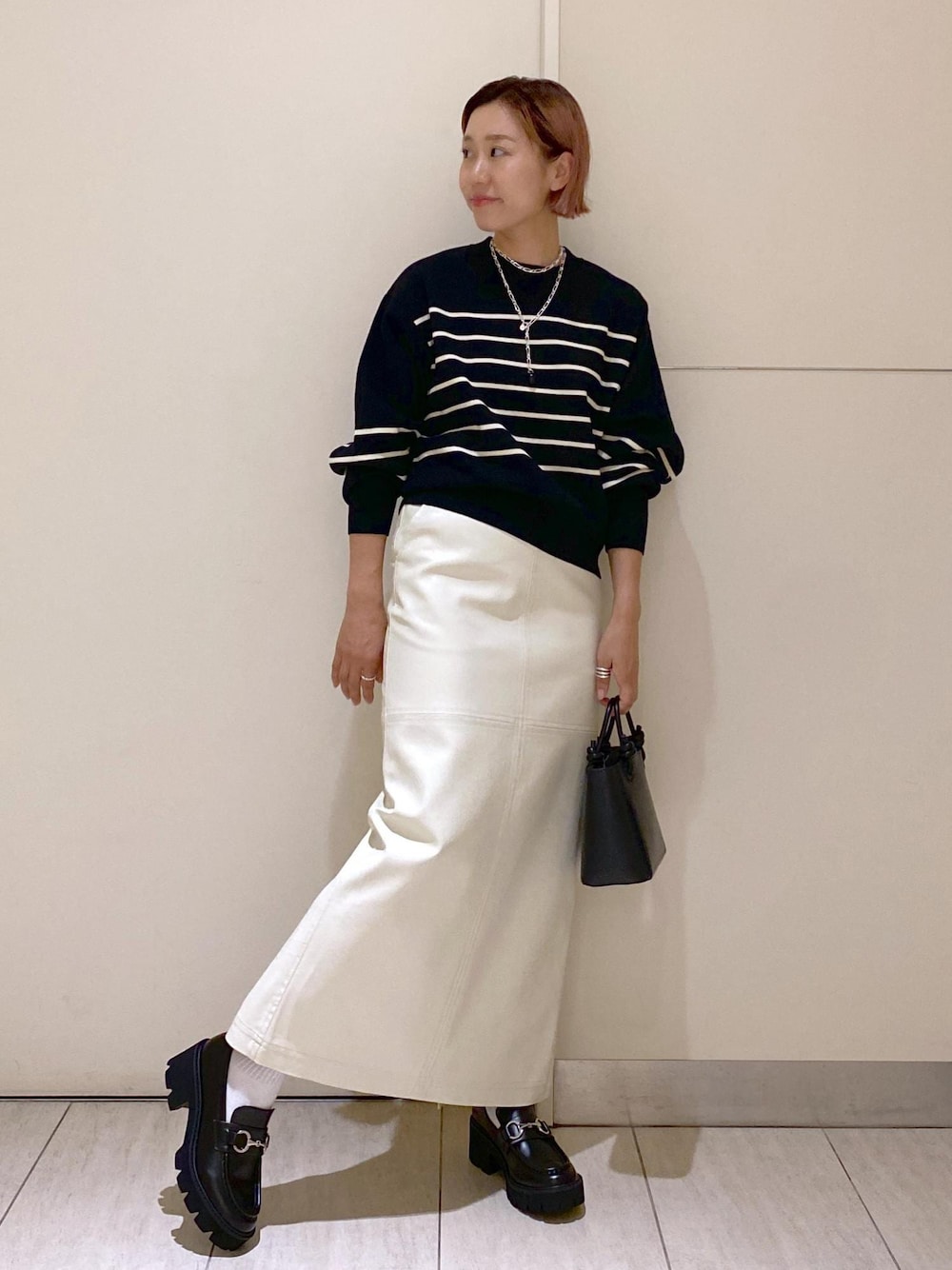 「シシジョイア、sisi joia、チャンキーヒール、ミニバッグ、レザースカート、レインシューズ、30代、ママコーデ、休日コーデ、楽ちんコーデ、雨の日コーデ、お出かけコーデ、チェーンベルト、ADAM ET ROPÉ、FEMME」｜「ADAM ET ROPE'のフェイクレザーロングスカート（スカート、ホワイト系）」を使った、KUBOTAさん（レディース・159cm）の秋コーディネートの1枚目の写真