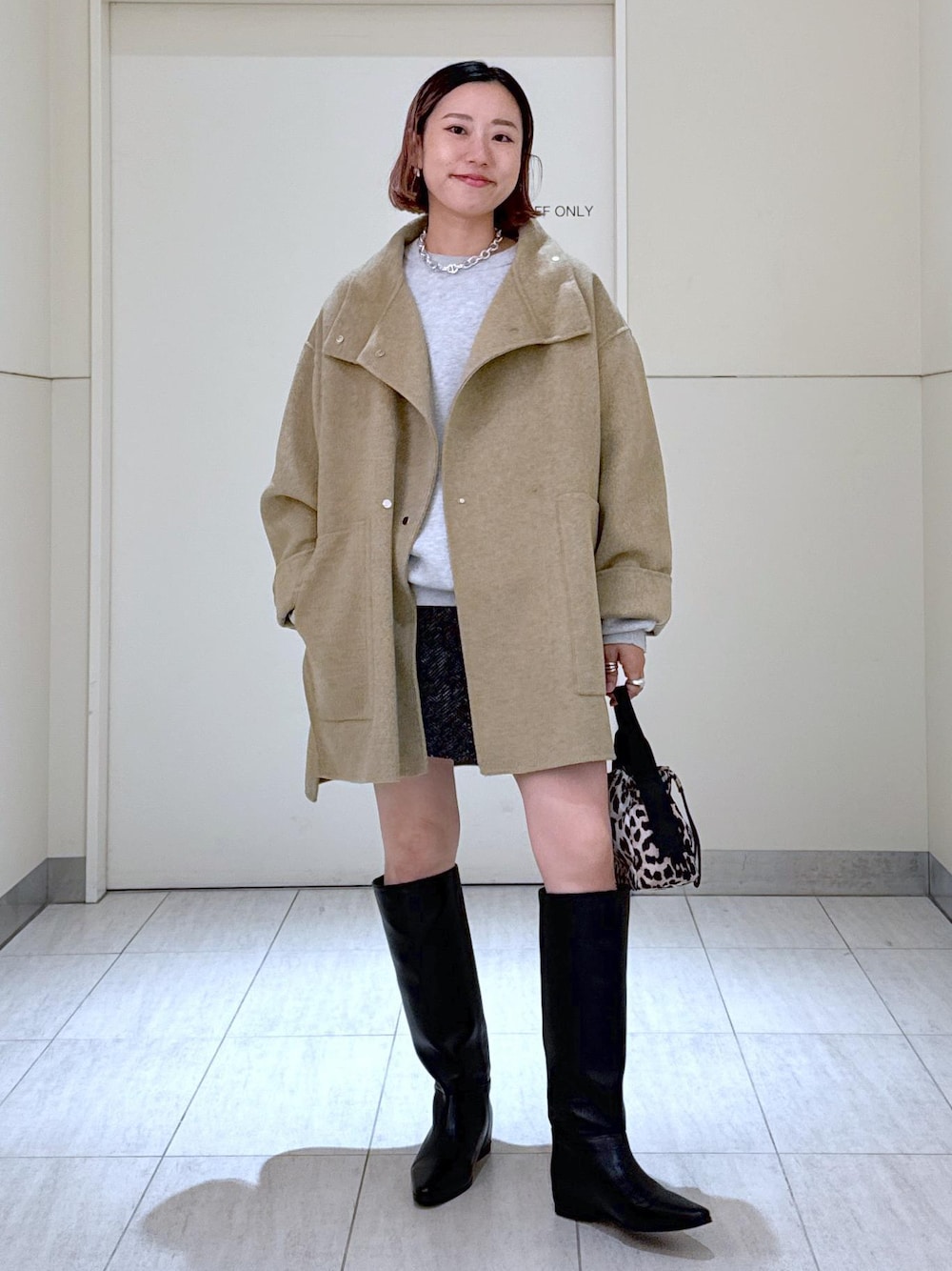 「WEB限定、リバーコート、GANNI、ガニー、ロングブーツ、ツイード、ミニスカート、24aw、24aw冬の新作、24aw秋の新作、ニットスウェット、大人、大人コーデ、ママコーデ、ママ」｜「ADAM ET ROPE'の【GANNI(ガニー)】RECYCLED TECH POUCH PRINT（ハンドバッグ、ブラウン系）」を使った、KUBOTAさん（レディース・159cm）の秋コーディネートの1枚目の写真