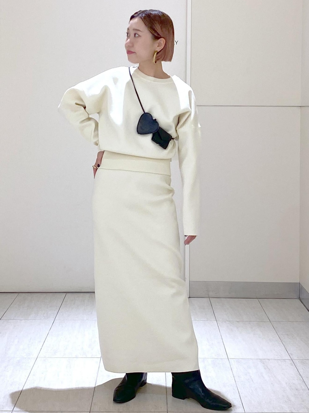 「JANE SMITH、ジェーンスミス、COW LEATHER HEART COIN CASE AND AIRPODS CASE、AIRPODS CASE、コインケース、ロングブーツ、お出かけスタイル、お出かけコーデ、休日スタイル、ママコーデ、ホワイト、クルーネック、タイトスカート、セットアップ、ブーツ」｜「ADAM ET ROPE'のナロースクエアフラットロングブーツ（ブーツ、ブラック系）」を使った、KUBOTAさん（レディース・159cm）の秋コーディネートの1枚目の写真