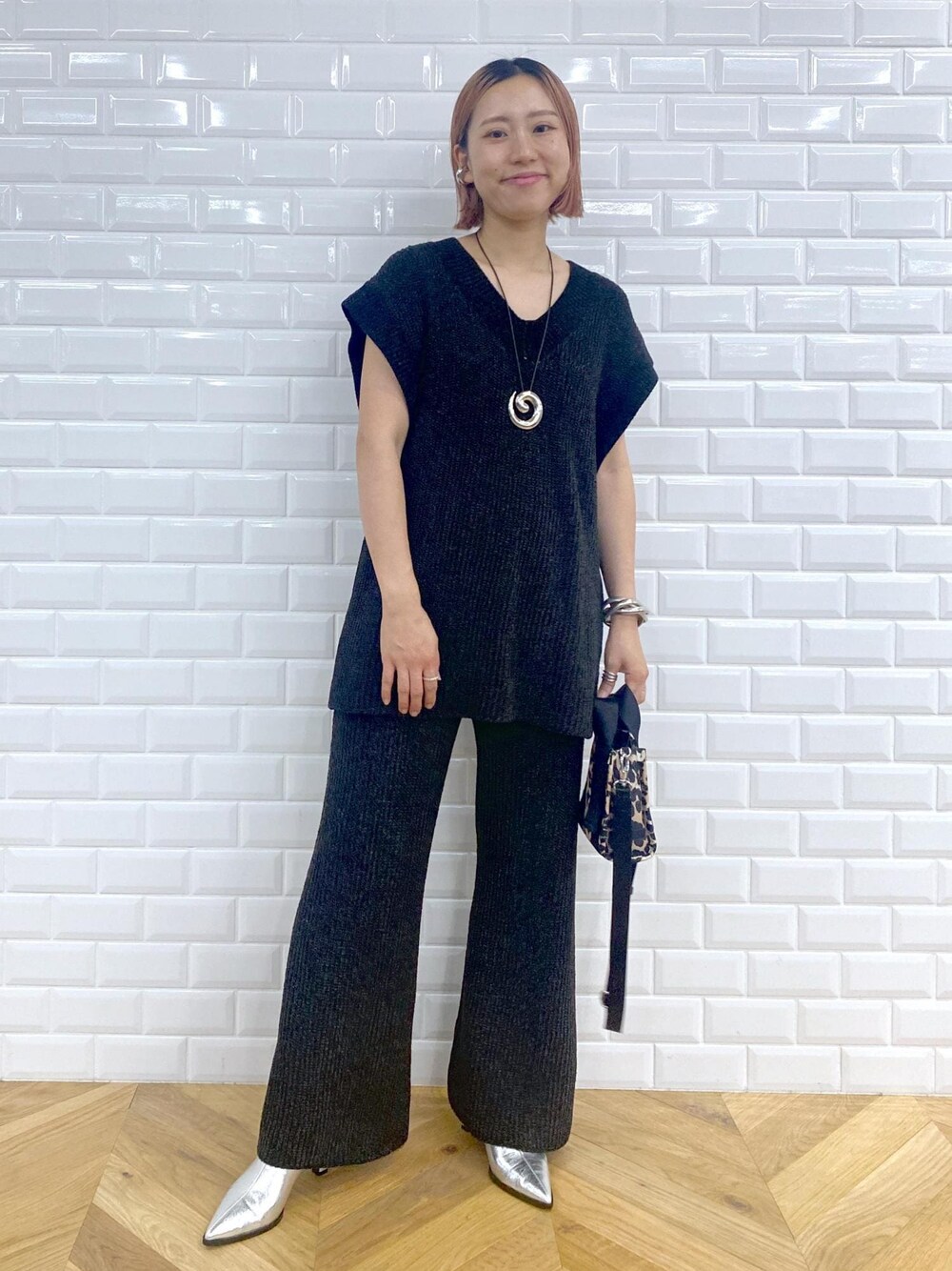 「GANNI、別注、Ben Amun、ベンアムン、24SS、24SS夏の新作、ママ、ママコーデ、ガニー、ブラック、プルオーバー、パンツ、十分丈、フレアパンツ、シルバー」｜「ADAM ET ROPE'の【洗える】ミックスモールヤーンニットパンツ（その他パンツ、ブラック系）」を使った、KUBOTAさん（レディース・159cm）の夏コーディネートの1枚目の写真