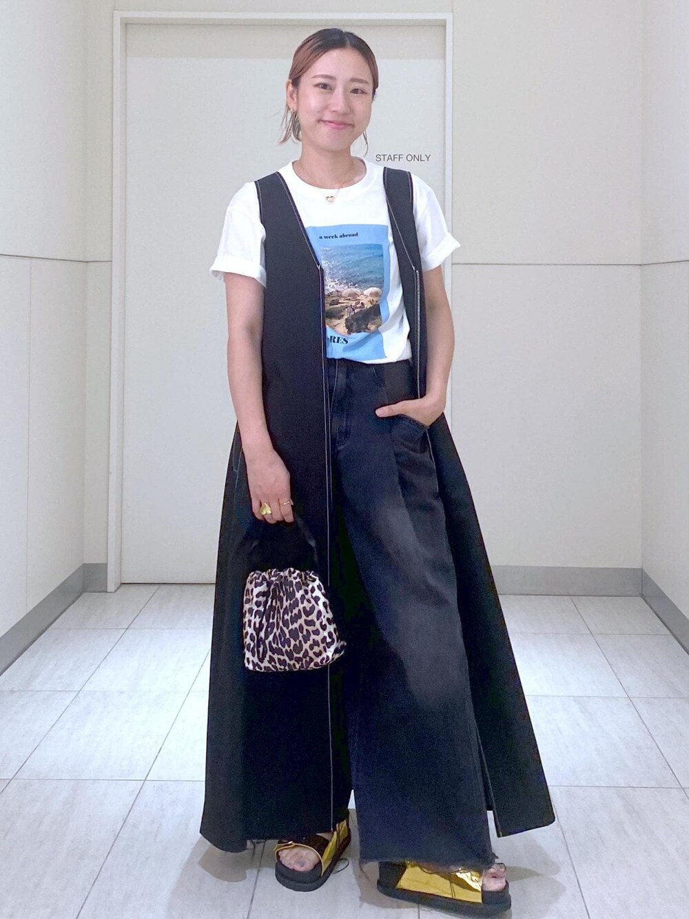 「GANNI、ガニー、逸品、24SS、24SS夏の新作、SALE、SALEアイテム、セールアイテム、ママ、ママコーデ、A WEEK ABROAD、Tシャツ、Tシャツコーデ、デニムコーデ、夏コーデ」｜「ADAM ET ROPE'のダブルバックルプラットフォームサンダル（サンダル、ゴールド系）」を使った、KUBOTAさん（レディース・159cm）の夏コーディネートの1枚目の写真
