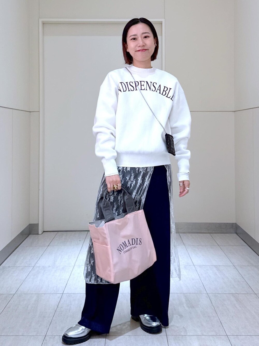 ホワイト系のTシャツ/カットソー、ブラック系のショルダーバッグ、ピンク系のハンドバッグを着用したレディースの冬コーディネートの1枚目の写真