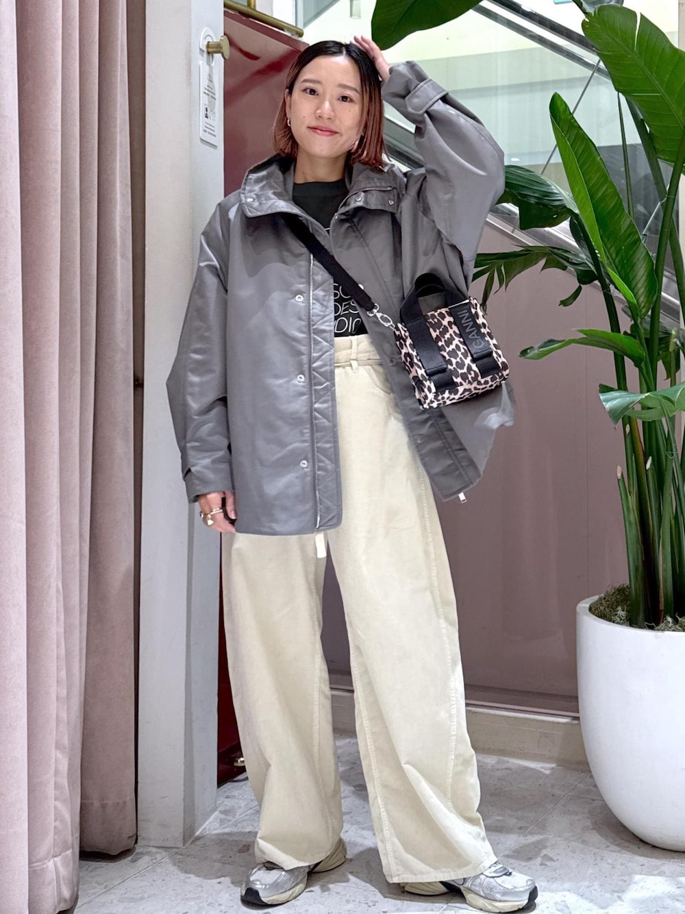 「upper hights for ADAM ET ROPE'、GANNI for ADAM ET ROPÉ、Champion for ADAM ET ROPÉ、アッパーハイツ、ガニー、チャンピオン、コーデュロイパンツ、コールテンパンツ、レオパード、ミニバッグ、スニーカー、ナイキ、NIKE、NIKE V2K RUN、24aw」｜「ADAM ET ROPE'の【upper hights for ADAM ET ROPE'】別注 THE U-BENCH（その他アウター、グレー系）」を使った、KUBOTAさん（レディース・159cm）の秋コーディネートの1枚目の写真