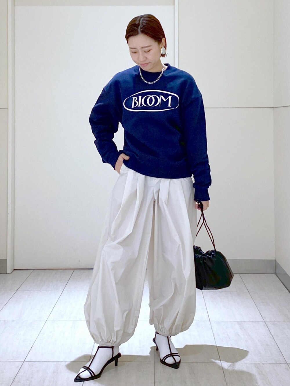 「Ben Amun、ベンアムン、フルーツオブザルーム、FRUIT OF THE LOOM for ADAM ET ROPE'、FRUIT OF THE LOOM、バルーンパンツ、24SS、24SS春の新作、ストラップサンダル、ママコーデ、休日スタイル、お出かけ、お出かけコーデ、ADAM ET ROPÉ、骨格ウェーブ」｜「FRUIT OF THE LOOMの【FRUIT OF THE LOOM for ADAM ET ROPE'】別注 Logo Sweatshirt（スウェット、ブルー系）」を使った、KUBOTAさん（レディース・159cm）の冬コーディネートの1枚目の写真