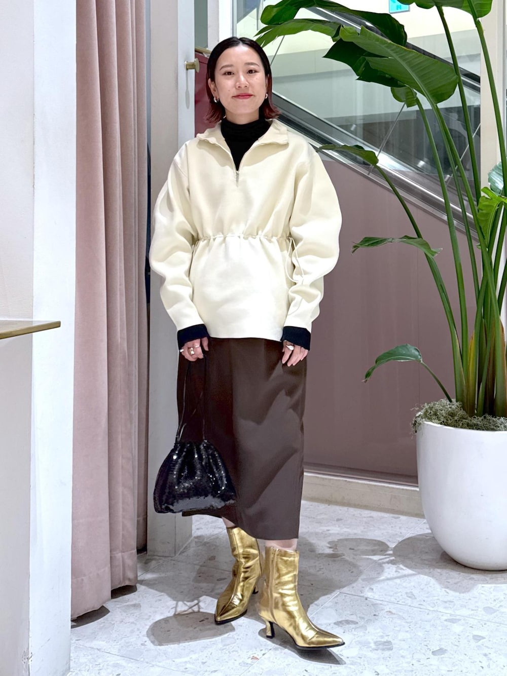 「コクーンスカート、スパンコール、巾着バッグ、セールアイテム、セール、24aw、24aw冬の新作、ママ、ママコーデ、大人コーデ、大人、初冬コーデ、冬コーデ、お出かけコーデ、旅行コーデ」｜「ADAM ET ROPE'のポインテッドストレッチブーツ（ブーツ、ゴールド系）」を使った、KUBOTAさん（レディース・159cm）の冬コーディネートの1枚目の写真