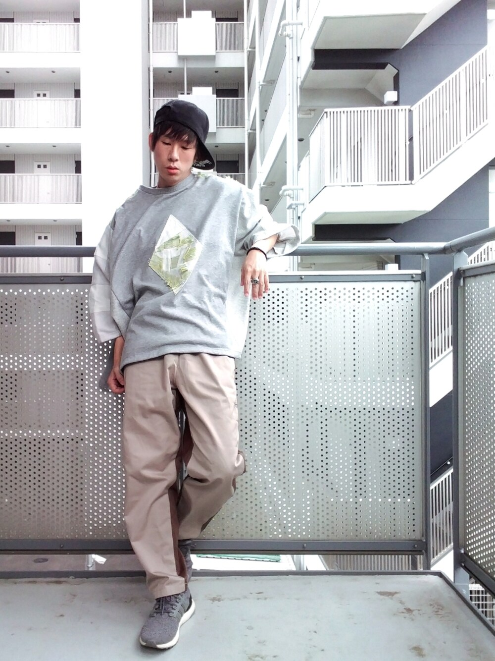 「おしゃれさんと繋がりたい、オーバーサイズ、低身長、GU、プチプラ、MIHARAYASUHIRO、スニーカー、カジュアルコーデ、キャップ」｜「カクレミのWide-T-shirts PW (grey×inbi green)（その他トップス、グレー系）」を使った、ゆきだるまさん（メンズ・168cm）の秋コーディネートの1枚目の写真