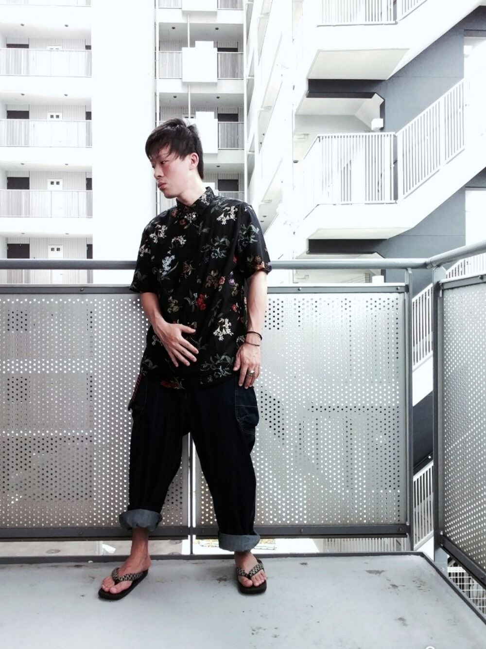 「プチプラ、夏、おしゃれさんと繋がりたい、ワイドパンツ、キレイめ、低身長、ワントーンコーデ、モノトーン」｜「H&Mのスリムフィットのパターンシャツ☆カラフルなフローラル柄
Mサイズ
（シャツ/ブラウス、ブラック系）」を使った、ゆきだるまさん（メンズ・168cm）の夏コーディネートの1枚目の写真