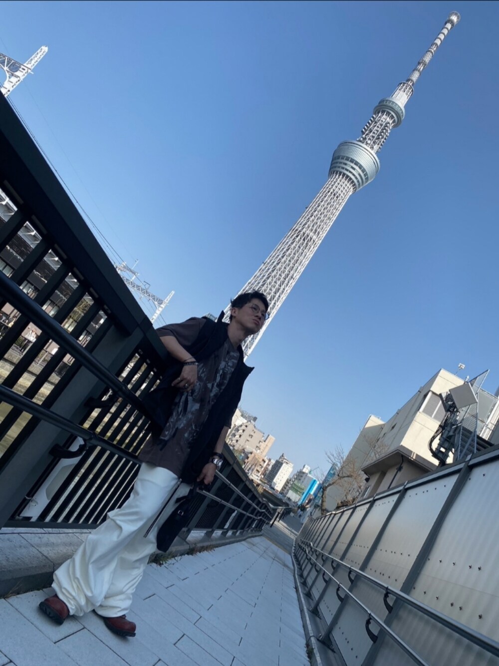 「春コーデ、メンズコーデ、春のNewスタイル、低身長コーデ、モノトーン、ビッグシルエット、デニムコーデ、大人カジュアル、いいね、save、フォローお願いします🤑、ファッションを楽しもう、おしゃれさんと繋がりたい、春夏コーデ、ワイドパンツ、Tシャツ、おでかけコーデ」｜「CTHYのマルチポケットハイネックナイロンベスト（ベスト、ブラック系）」を使った、ゆきだるまさん（メンズ・168cm）の春コーディネートの1枚目の写真