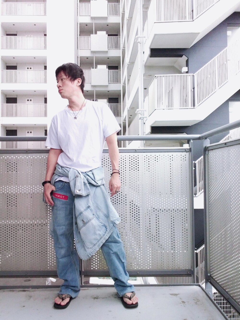 「ユニクロ、UNIQLO、低身長、プチプラ、お洒落さんとつながりたい、シンプルコーデ、カジュアル、ビックシルエット」｜「UNIQLOのUNIQLO and ALEXANDER WANG

（Tシャツ/カットソー、ホワイト系）」を使った、ゆきだるまさん（メンズ・168cm）の夏コーディネートの1枚目の写真