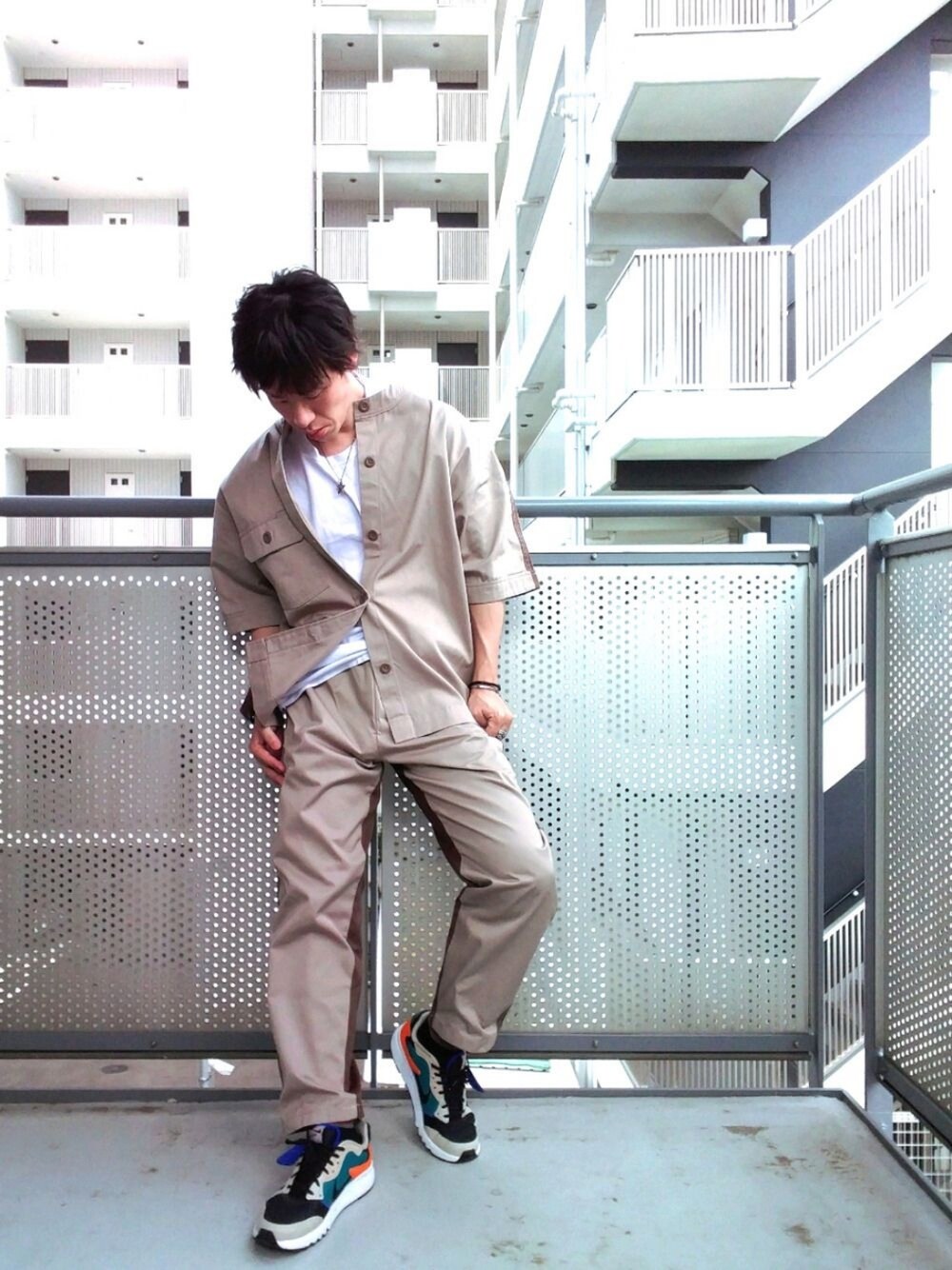 「低身長、プチプラ、セットアップ、休日スタイル、UNIQLO、スニーカー、モノトーン、おしゃれさんと繋がりたい、シンプルコーデ」｜「GUのベースボールシャツ　GU✕MIHARAYASUHIRO M size（その他アウター、ベージュ系）」を使った、ゆきだるまさん（メンズ・168cm）の夏コーディネートの1枚目の写真