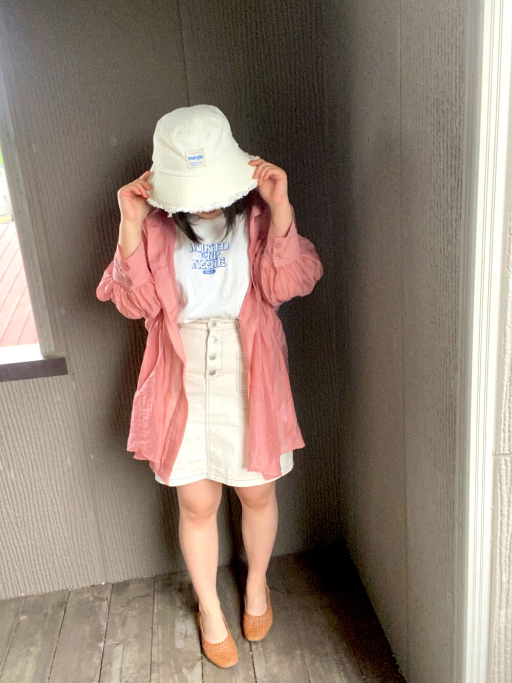 「ミルクフェド、バケハ、なつこーで、カジュアル、シアーシャツ、おしゃれさんと繋がりたい、カジュアルガーリー」｜「Wranglerの【Wranglerコラボ】 カットオフデニム バケットハット（ハット、ホワイト系）」を使った、miroro さん（レディース・148cm）の夏コーディネートの1枚目の写真