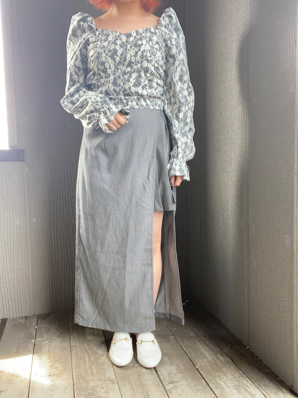 「休日コーデ、ヘルシー肌見せ、おしゃれさんと繋がりたい、秋服準備はじめました、オトナカワイイ、titty&Co.、ジーユー、マジェスティックレゴン、ガーリー、いいね、save、フォローお願いします🤑、いいね返し、プリーツスカート、アバンギャルド、低身長、低身長コーデ」｜「MAJESTIC LEGONのLadyスリットプリーツスカート（スカート、グレー系）」を使った、miroro さん（レディース・148cm）の夏コーディネートの1枚目の写真