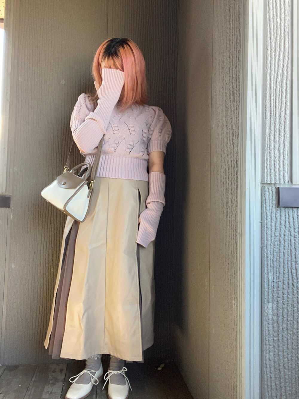 「秋服準備はじめました、休日スタイル、今日のコーデ、低身長女子、初秋コーデ、大人ガーリー、いいね、save、フォローお願いします🤑、骨格ストレート、ガーリー、ガーリーコーデ、フォローミー、いいね返し、低身長コーデ、アームウォーマー」｜「dazzlinのチュールスリットフェイクレザースカート（スカート、ベージュ系）」を使った、miroro さん（レディース・148cm）の秋コーディネートの1枚目の写真