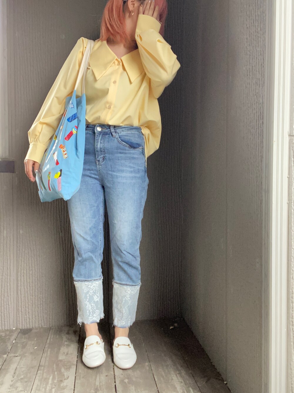「休日スタイル、カジュアルコーデ、秋のコーデ、お出かけコーデ、低身長、今日の服、ootd、トートバッグ、デニム、シャツスタイル、骨格ストレート、いいね、save、フォローお願いします🤑、いいね返し、お洒落さんとつながりたい、フォローミー」｜「Daisylotteのアイテム（デニムパンツ、ブルー系）」を使った、miroro さん（レディース・148cm）の秋コーディネートの1枚目の写真