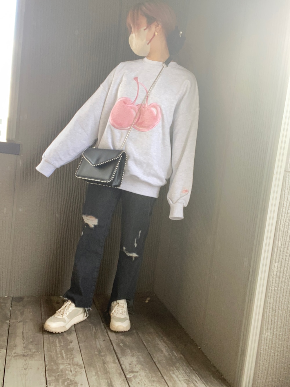 「秋服、カジュアル、お洒落さんとつながりたい、オーバーサイズ、スニーカー、休日スタイル、低身長コーデ、低身長、いいね、save、フォローお願いします🤑、いいね返し、骨格ストレート」｜「SpRayのボールチェーンショルダーバック（ショルダーバッグ、ブラック系）」を使った、miroro さん（レディース・148cm）の秋コーディネートの1枚目の写真