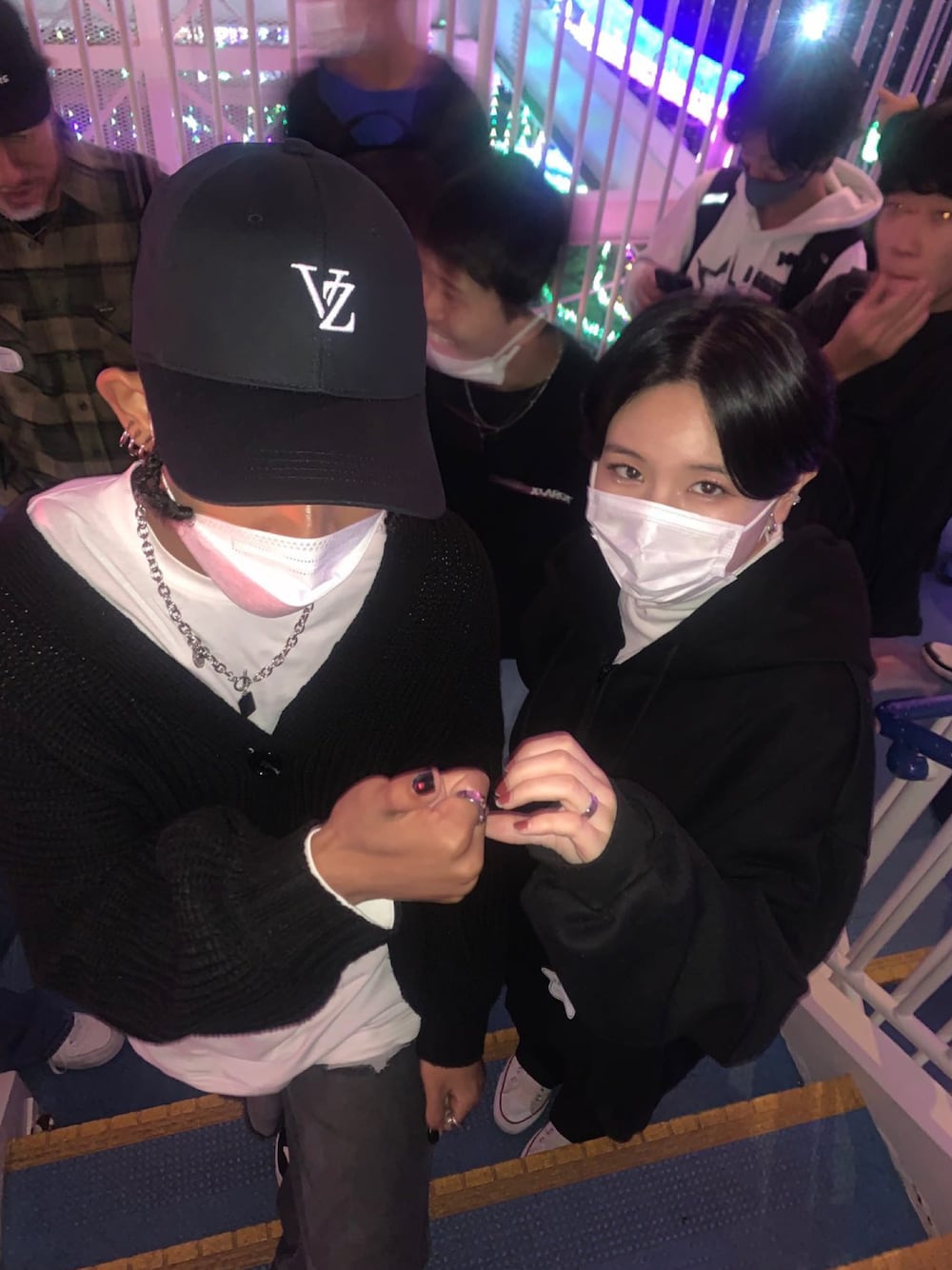 「秋服、秋のコーデ、韓国ファッション、ファッション好きと繋がりたい、低身長、スニーカー、ストリート、低身長男子、古着コーデ、秋🍁コーデ、ストリートファッション、韓国ストリート、韓国、韓国好きな人と繋がりたい、straykids」｜「Bling LeadsのBlrig Lears ５ＧＧ畦編ショート丈カーディガン（カーディガン/ボレロ、ブラック系）」を使った、samuel23さん（メンズ・170cm）の秋コーディネートの1枚目の写真
