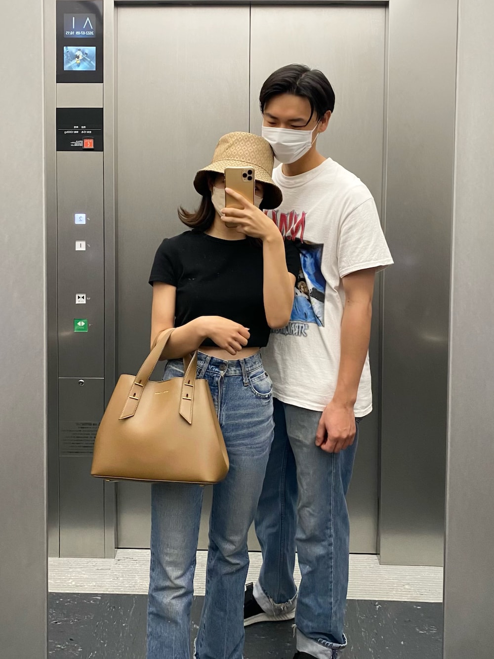 「夏コーデ、大人カジュアル、大人コーデ、パンツスタイル、シンプル、低身長、美術館コーデ、カップルコーデ、デート、デートスタイル（WOMEN）、夏、いいね、save、フォローお願いします🤑」｜「CHARLES & KEITHのダブルハンドル スローチーバッグ / Double Handle Slouchy Bag（ハンドバッグ、グリーン系）」を使った、sumireさん（レディース・155cm）の夏コーディネートの1枚目の写真