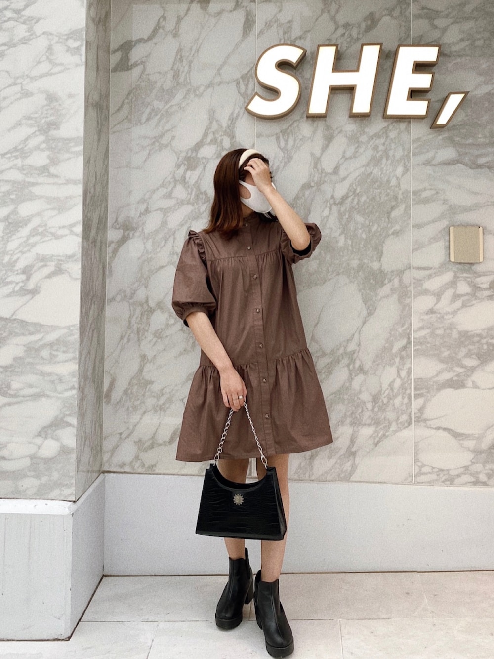 「楽チンコーデ、きれいめカジュアル、大人コーデ、おしゃれさんと繋がりたい、ロングワンピース、ブラウン、ootd、カチューシャ、SLY、EVRIS、summer、シャツワンピ、大人ガーリー、休日スタイル、お出かけコーデ」｜「EVRISのチェーンストラップショルダーBAG（ショルダーバッグ、ブラック系）」を使った、sumireさん（レディース・155cm）の夏コーディネートの1枚目の写真