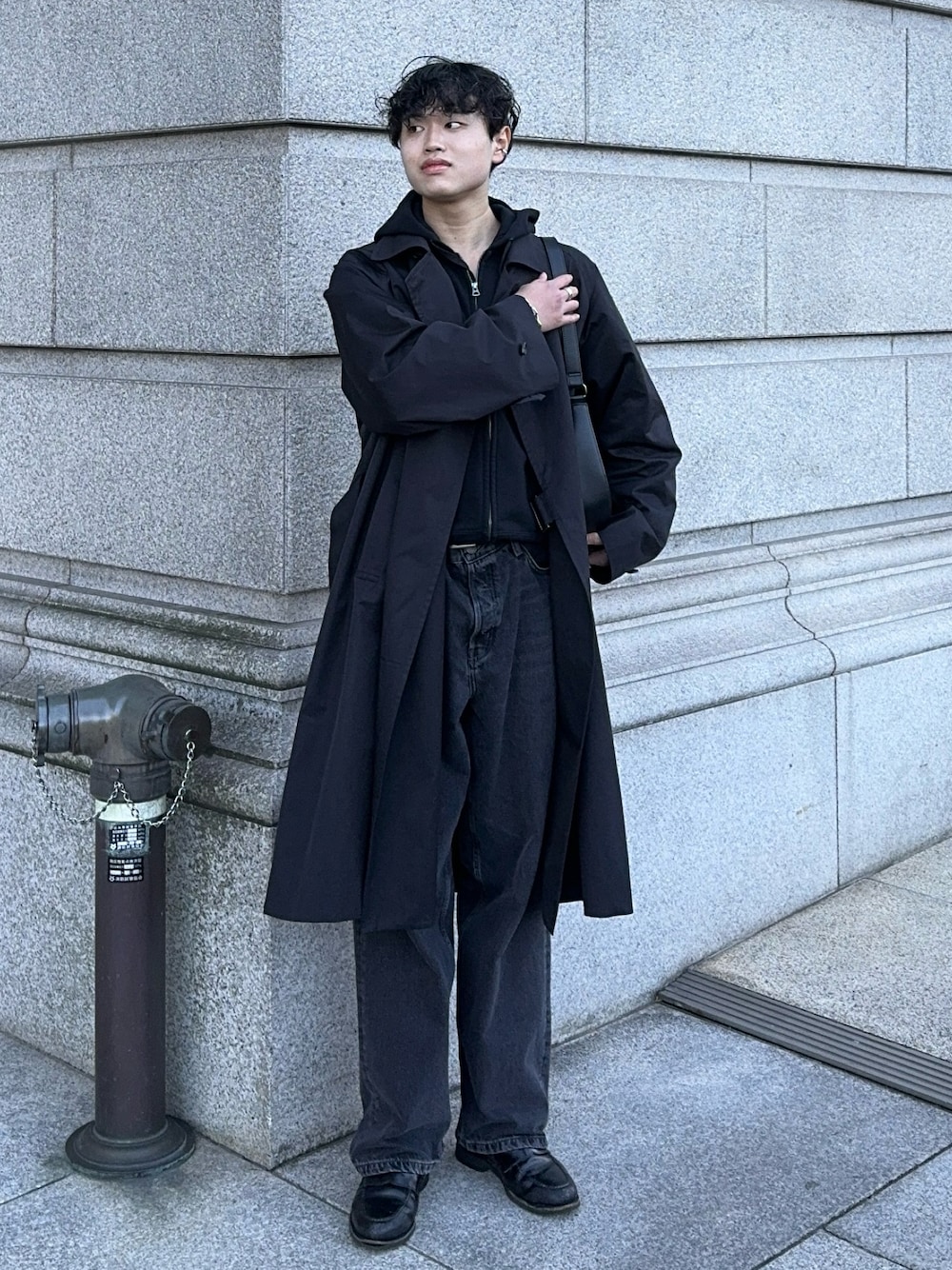 「冬コーデ、クリスマスに着たい服、マイベストコーデ2024、今日のコーデ、大人カジュアル、レザー、きれいめカジュアル、キレイめ、オールブラック、オールブラックコーデ、モードスタイル、フーディー、コートコーデ、トレンチコート、タイロッケンコート」｜「COSのアイテム（デニムパンツ、グレー系）」を使った、Asuさん（メンズ・178cm）の冬コーディネートの1枚目の写真