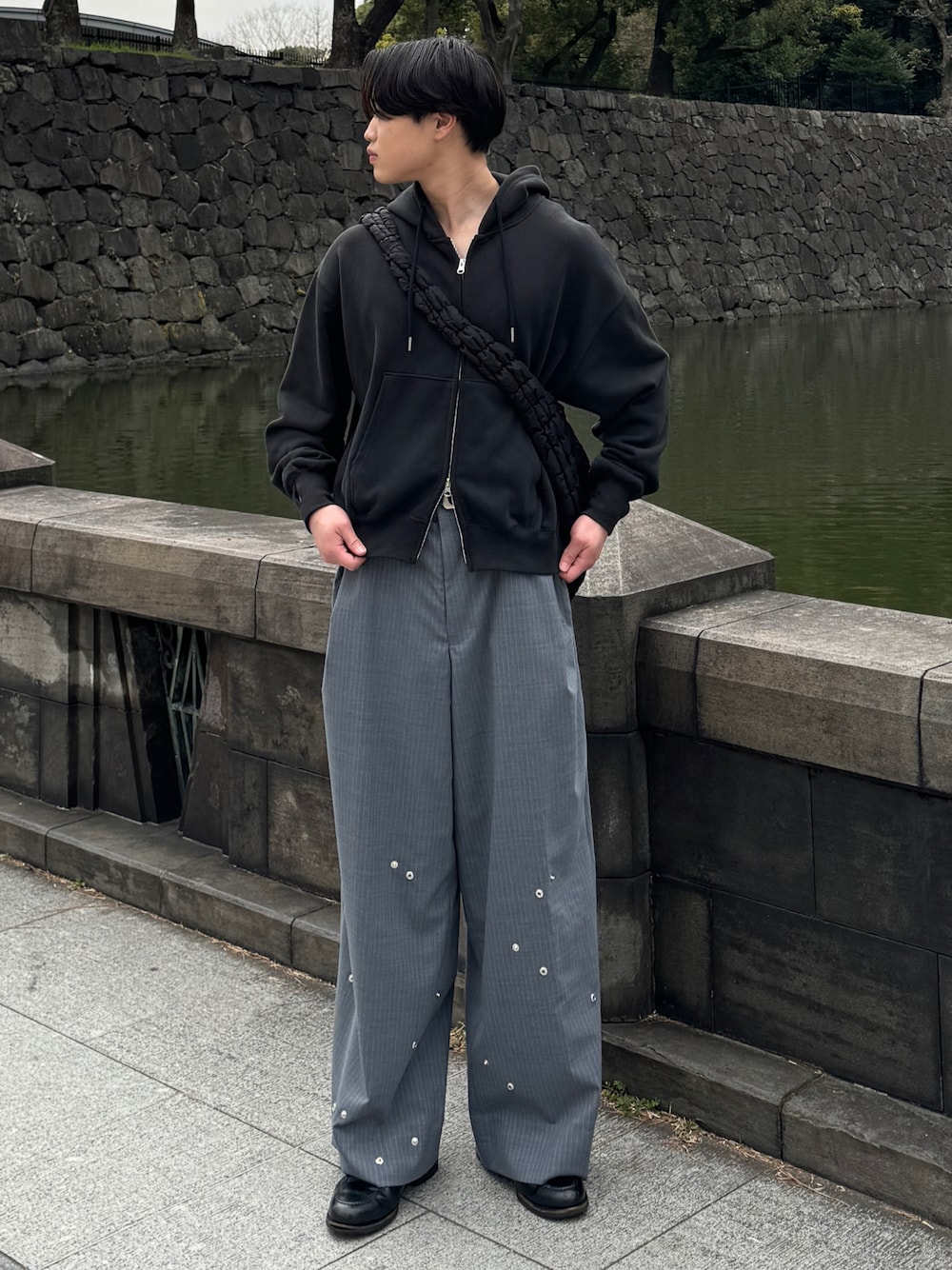 「春めき満開コーデ、最近のいい感じコーデ、フーディー、パーカー、パーカーコーデ、春コーデ、春服、春服コーデ、カジュアルコーデ、メンズファッション、韓国コーデ、ダブルジップ、初春コーデ、春色、お出かけコーデ」｜「soerteのHeavy weight double zip-up hoodie /ヘビーウェイトダブルジップフーディー（パーカー、ブラック系）」を使った、Asuさん（メンズ・178cm）の春コーディネートの1枚目の写真