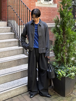 「DNSR（ディーエヌエスアール）のストライプカーブドスラックスブラック（スラックス）」を使った、Asuさん（メンズ・178cm）の秋コーディネート
