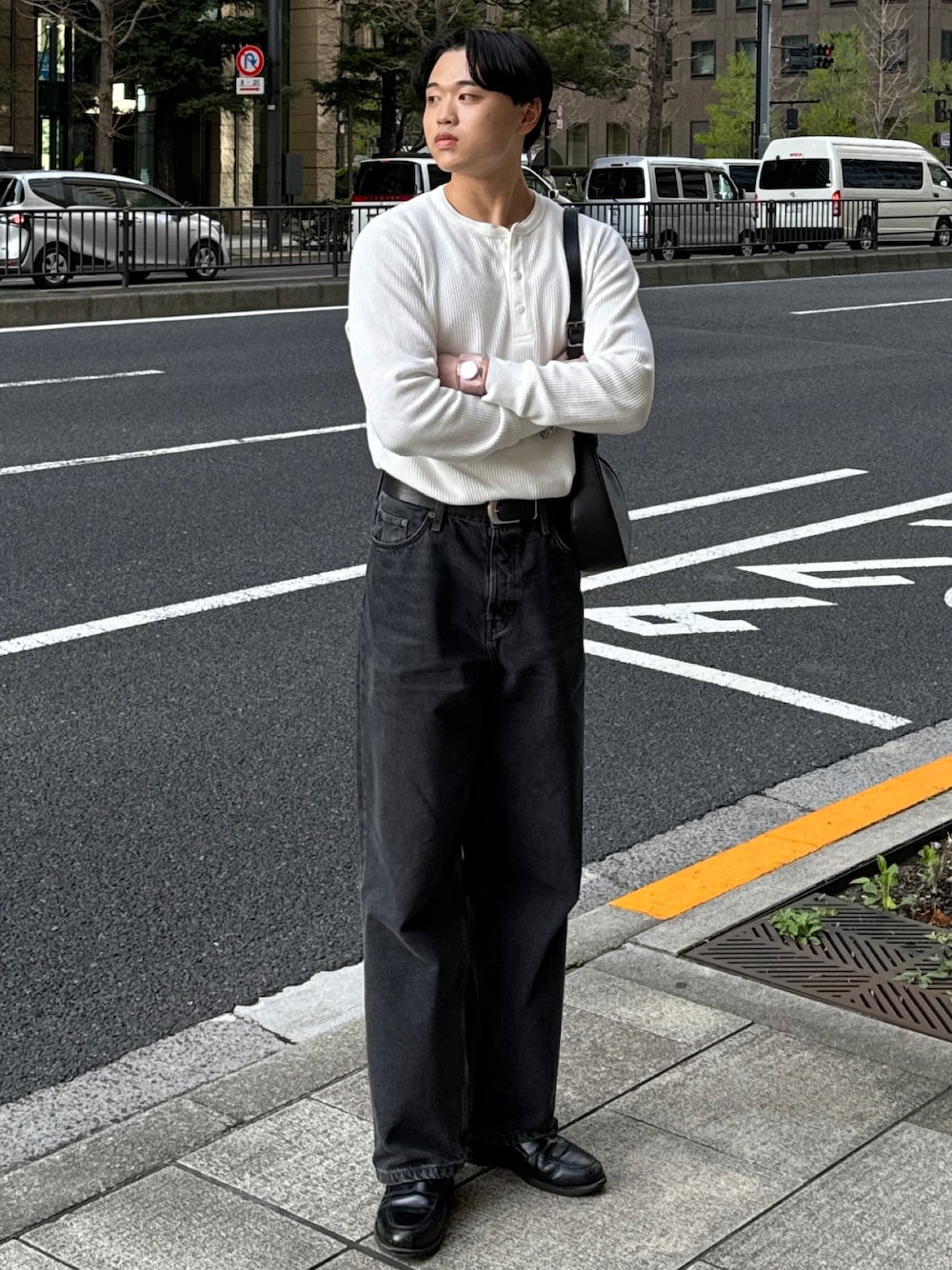 「春めき満開コーデ、最近のいい感じコーデ、ヘンリーネック、サーマル、サーマルカットソー、きれいめカジュアル、キレイめ、きれいめ、キレイめカジュアル、メンズファッション、メンズコーデ、韓国ファッション、韓国コーデ、グレーデニム、春コーデ」｜「CALLNEの【CALLNE】2WAY Half Moon Mini Bag / 2WAYハーフムーンミニバッグ（ショルダーバッグ、ブラック系）」を使った、Asuさん（メンズ・178cm）の春コーディネートの1枚目の写真