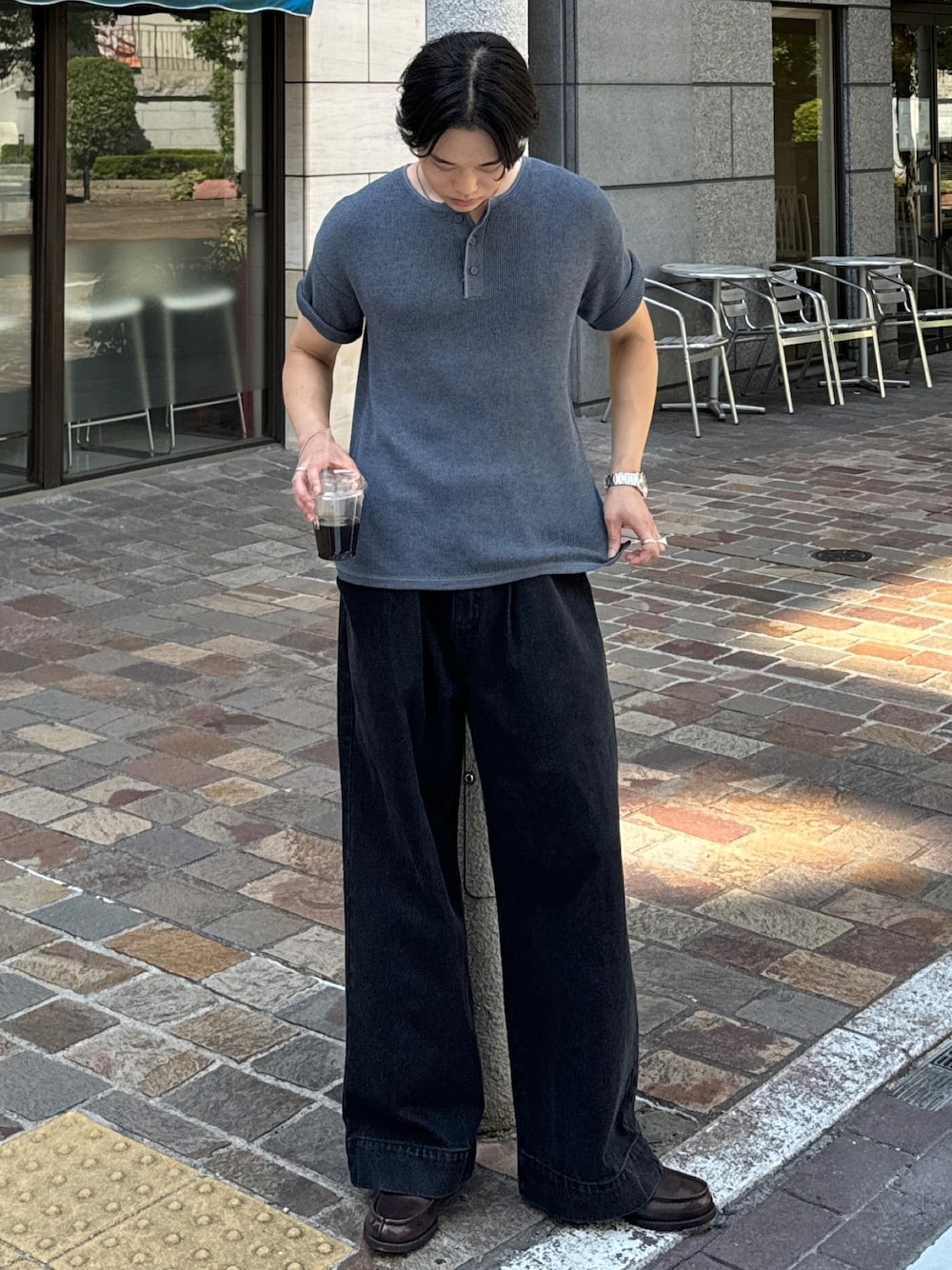 「ヘンリーネック、ヘンリーネックＴシャツ、ニットポロ、ポロシャツ、ポロシャツコーデ、デニム、デニムパンツ、デニムコーデ、きれいめカジュアル、キレイめ、きれいめ、キレイめカジュアル、きれいめコーディネート、キレイめコーデ、きれいめコーデ」｜「THE CLEのHENLEY NECK POLO SHIRT（ニット/セーター、グレー系）」を使った、Asuさん（メンズ・178cm）の夏コーディネートの1枚目の写真