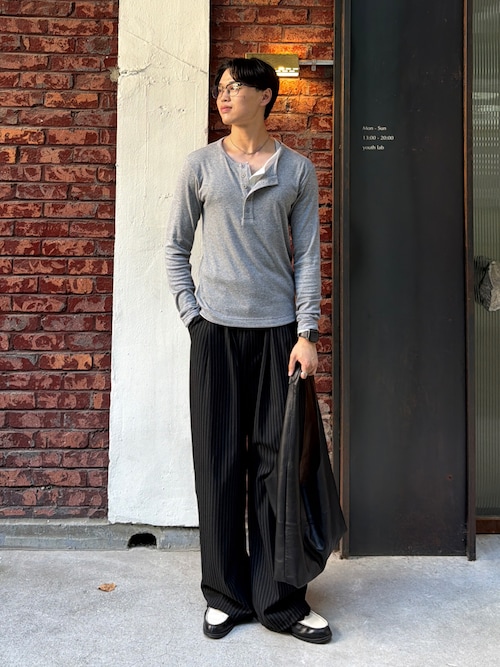 「DNSR(ディーエヌエスアール)のストライプカーブドスラックスブラック(スラックス)」を使った、Asuさん(メンズ・178cm)の秋コーディネート