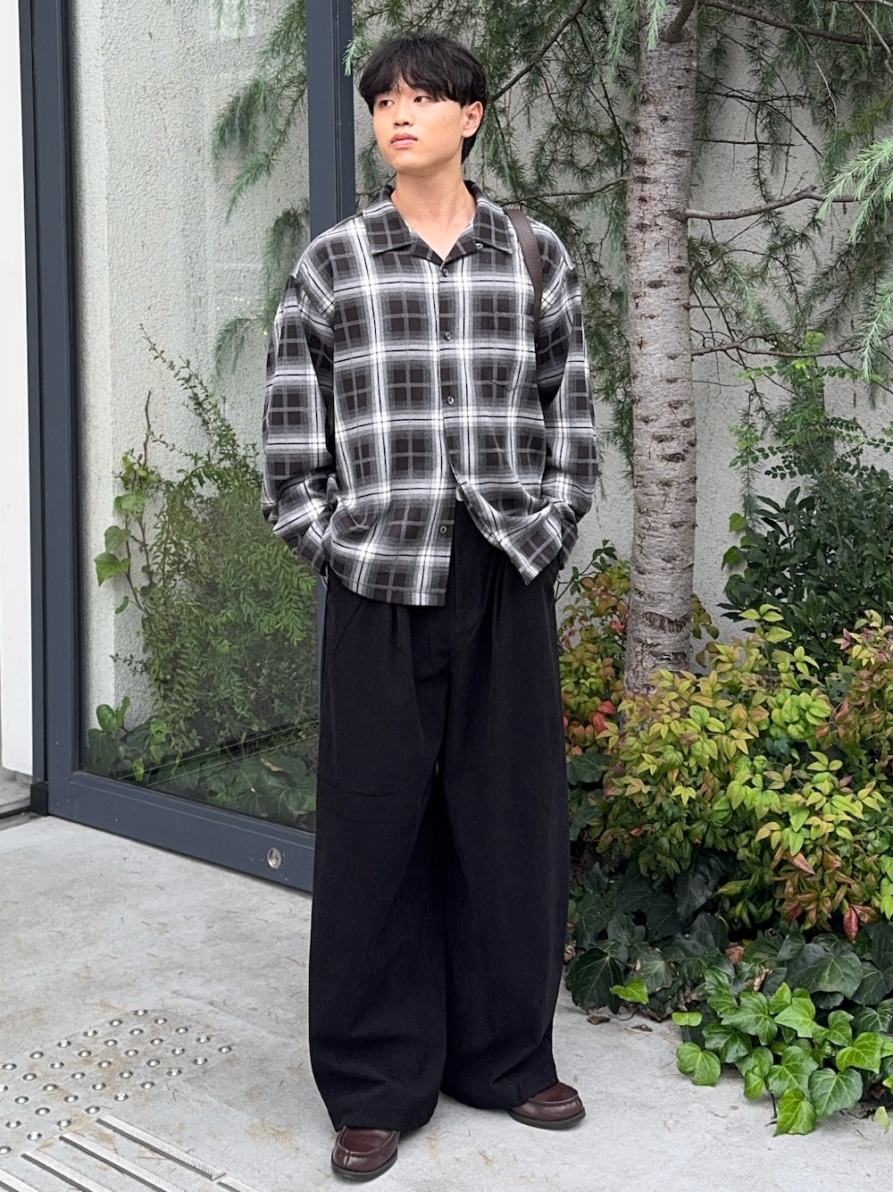 ブラック系のシャツ/ブラウス、ブラック系のその他パンツ、ブラウン系のショルダーバッグを着用したメンズの秋コーディネートの1枚目の写真