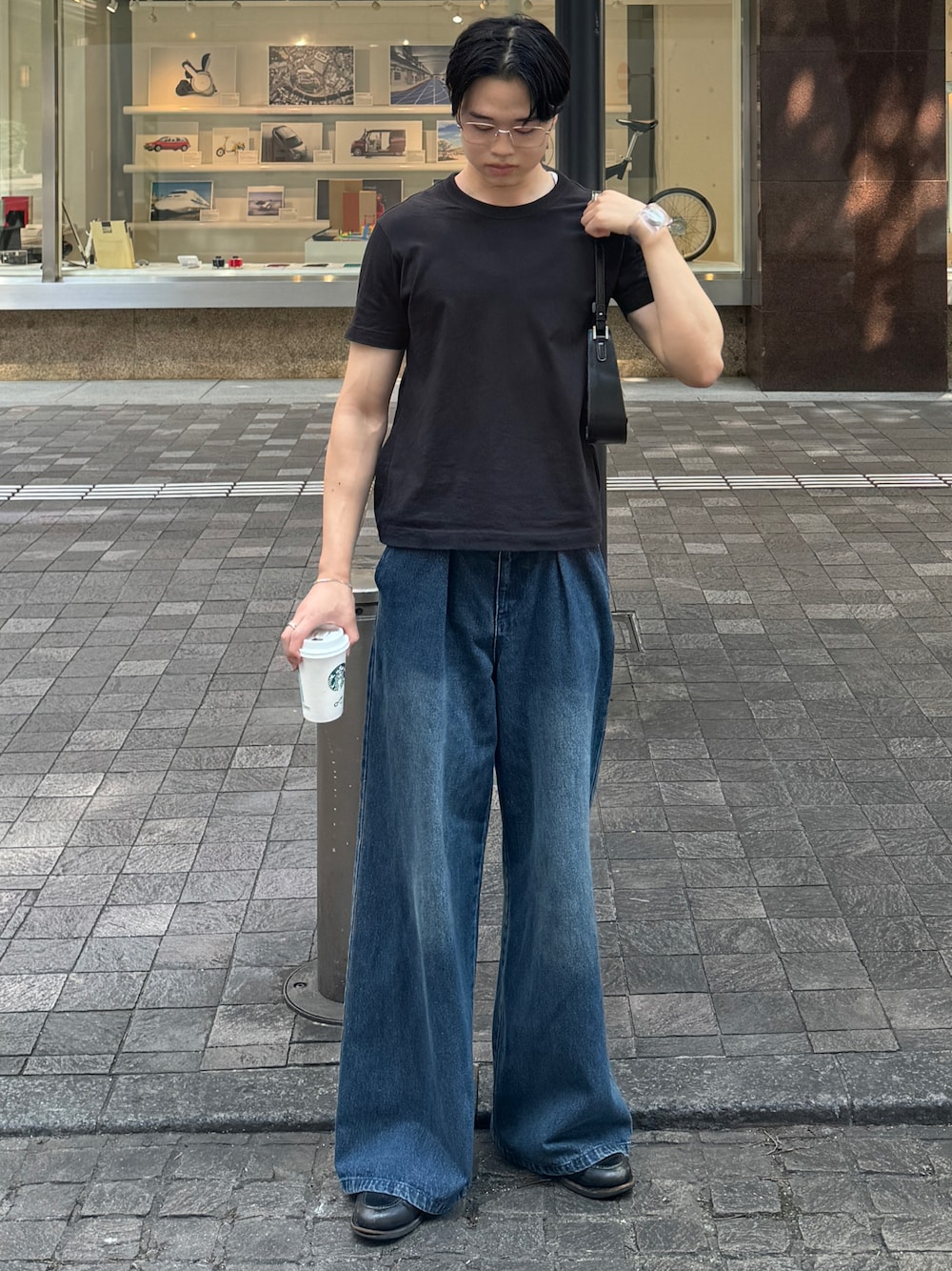 「夏ルックで気分アップ、きれいめカジュアル、キレイめ、きれいめ、キレイめカジュアル、きれいめコーディネート、メンズファッション、メンズコーデ、夏服、夏服コーデ、ブルーデニム、韓国ファッション、韓国コーデ、Tシャツ、Tシャツコーデ」｜「ISSEY MIYAKEのISSEY　MIYAKE　 イッセイ　ミヤケ　【O-Bold】　オーボールド　吉岡徳仁氏（アナログ腕時計、その他）」を使った、Asuさん（メンズ・178cm）の夏コーディネートの1枚目の写真